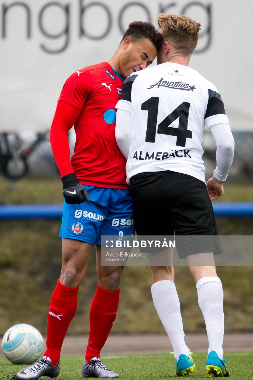 Helsingborgs Matthew Rusike nickar med huvudet Örebros Daniel Sobralense under fotbollsmatchen i Svenska Cupen mellan Helsingborg och Örebro den 5 mars 2016 i Helsingborg.
