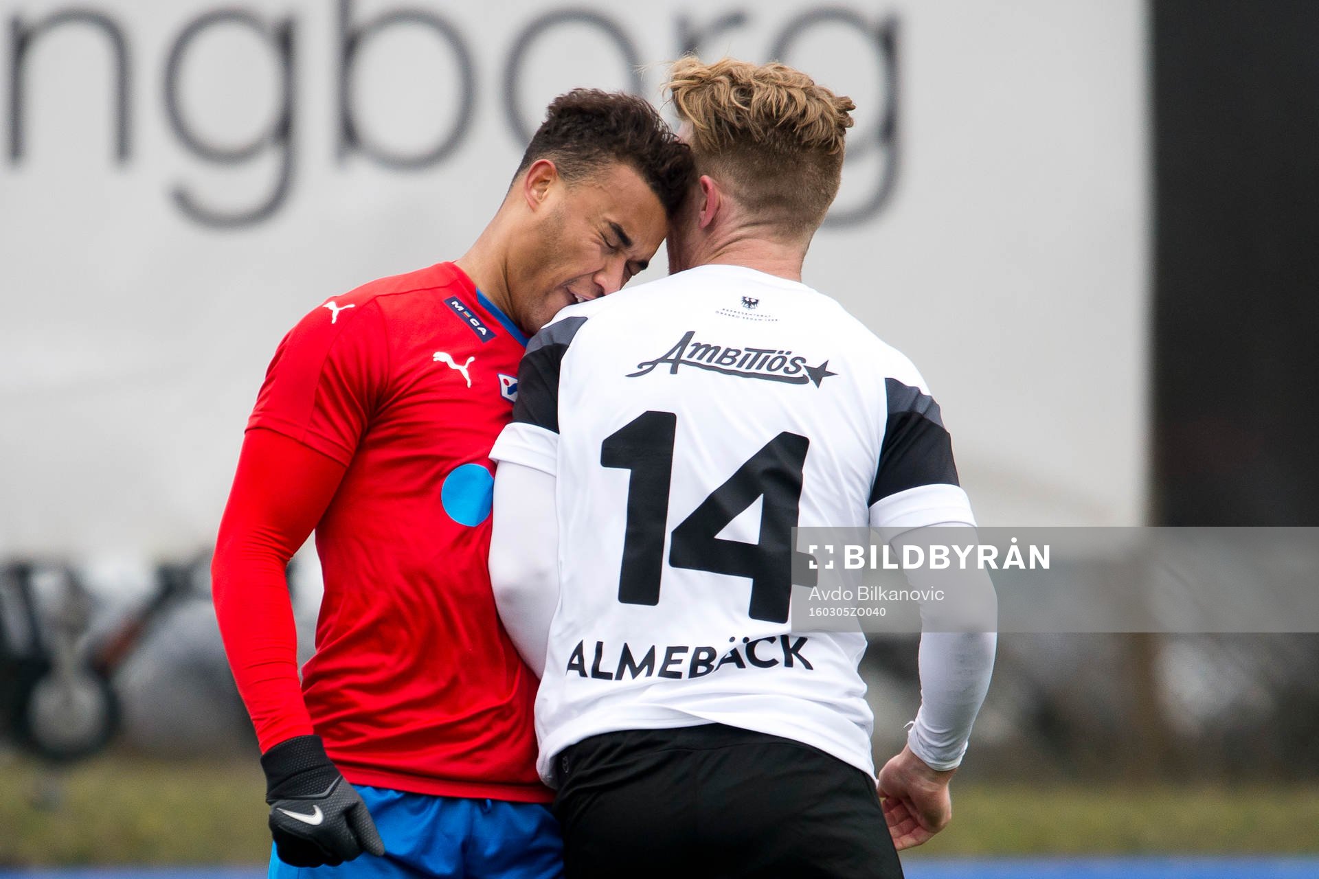 Helsingborgs Matthew Rusike slår med pannan Örebros Daniel Sobralense under fotbollsmatchen i Svenska Cupen mellan Helsingborg och Örebro den 5 mars 2016 i Helsingborg.
