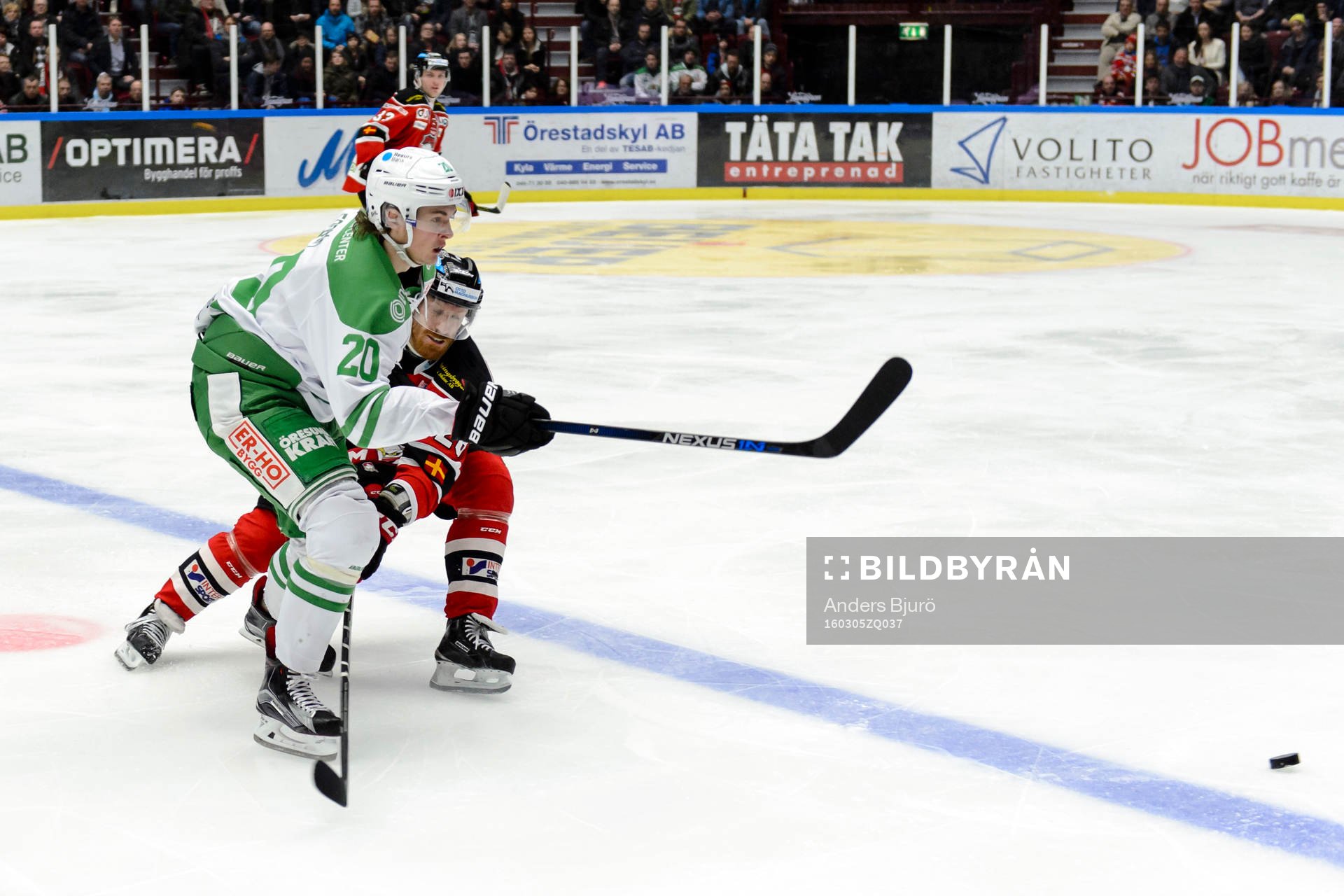Rögles Mathias From i kamp om pucken med Malmö Redhawks