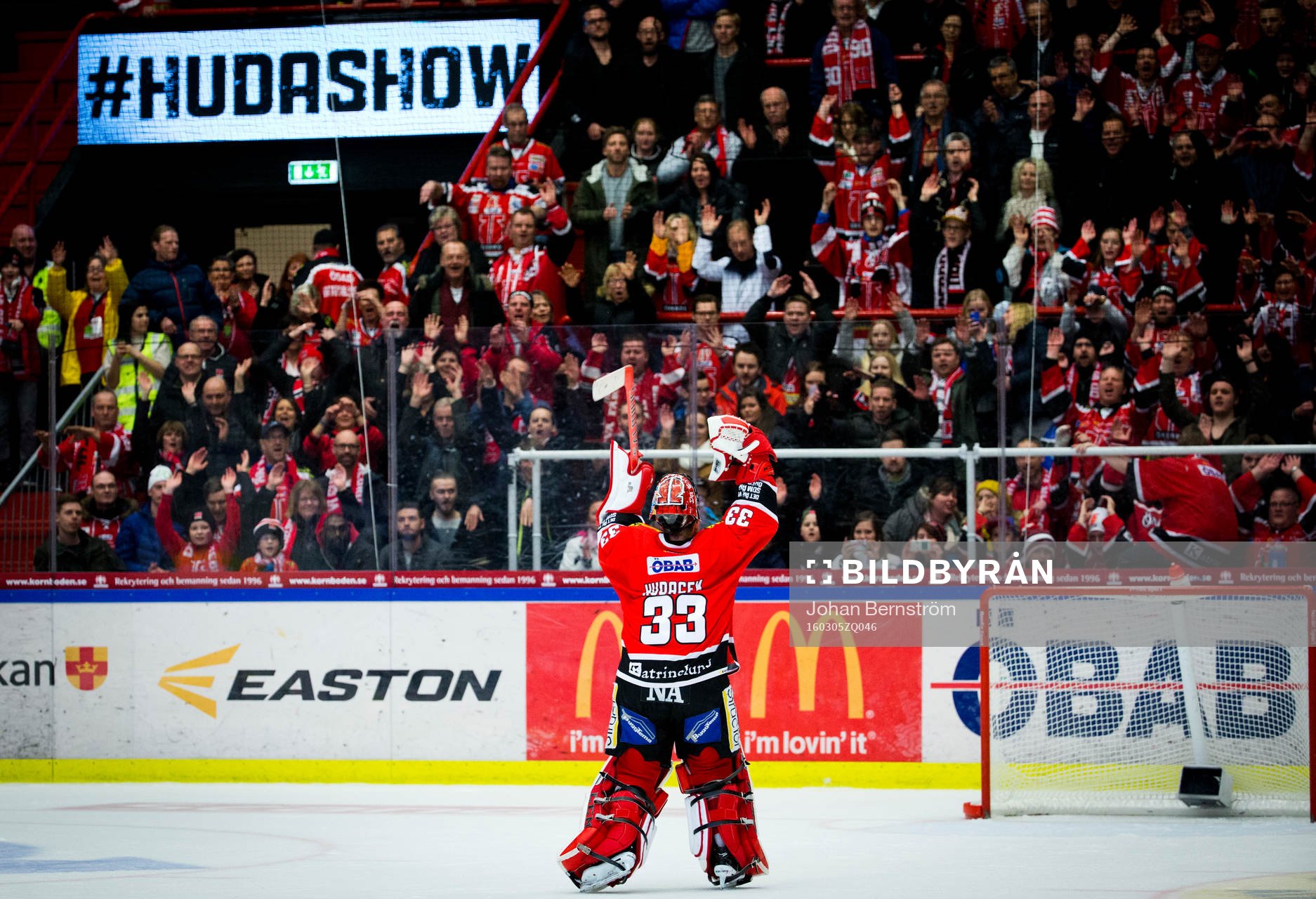 Örebros målvakt Julius Hudacek jublar med fansen