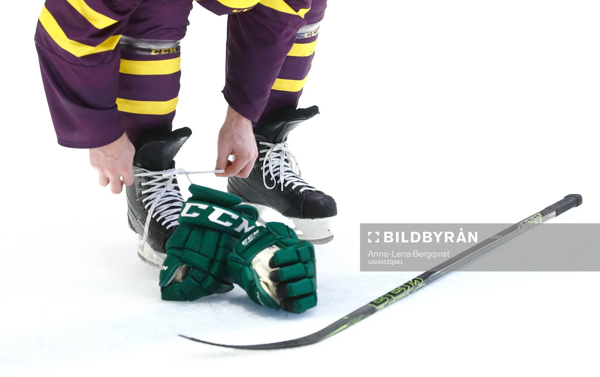 Generell bild av en ishockeyspelare som knyter skridskor