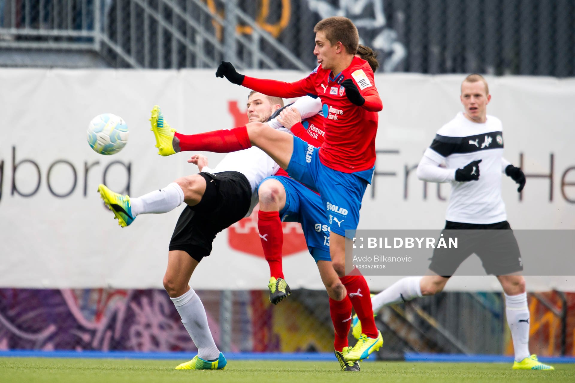 Helsingborgs Felix Bindelöv och Alexander Achinioti-Jönsson i kamp mot Örebros Robert Åhman Persson under fotbollsmatchen i Svenska Cupen mellan Helsingborg och Örebro den 5 mars 2016 i Helsingborg.