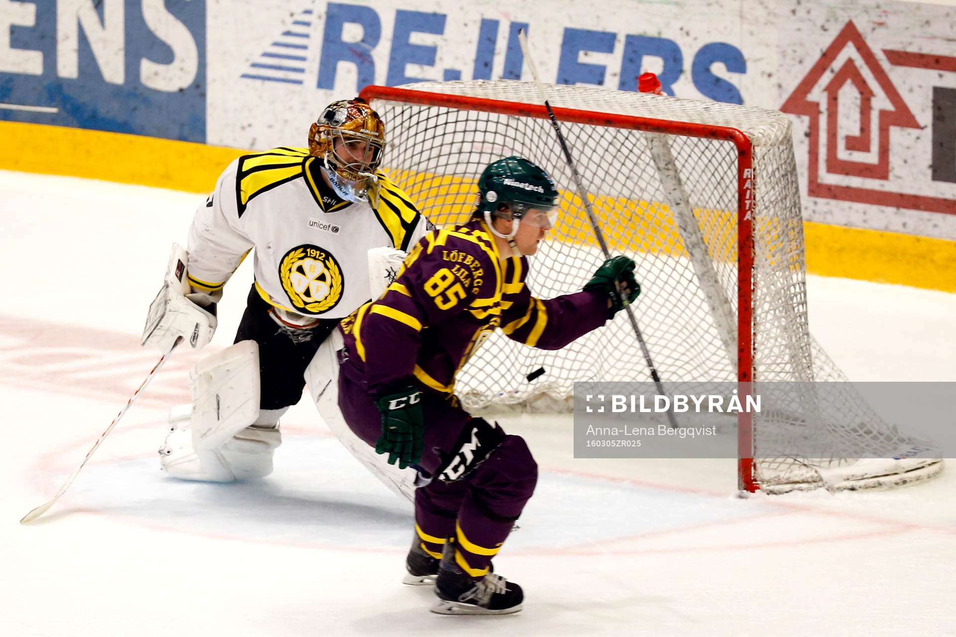 Färjestads Mikael Johansson gör 1-1 bakom Brynäs