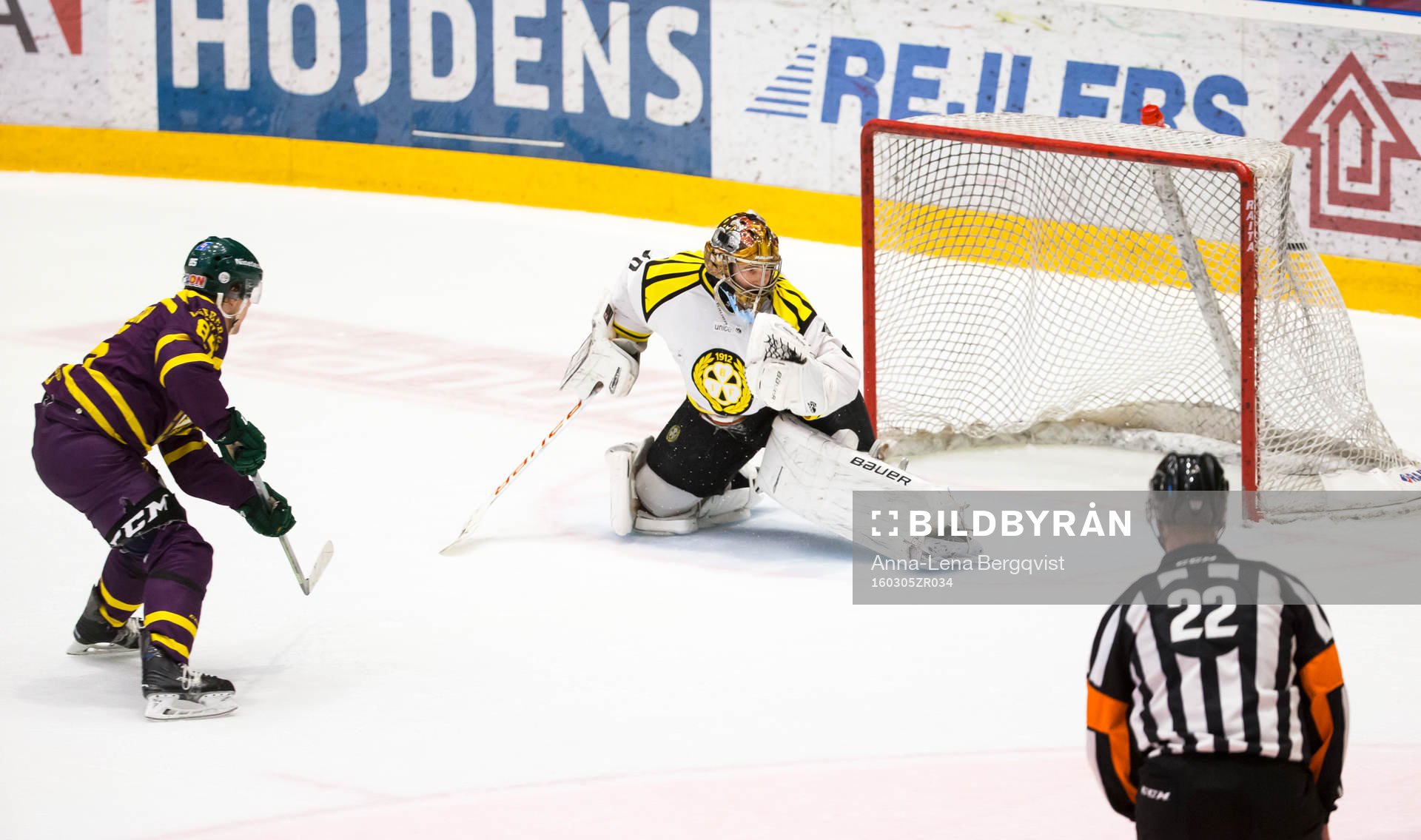 Färjestads Mikael Johansson gör mål 1-1 bakom Brynäs