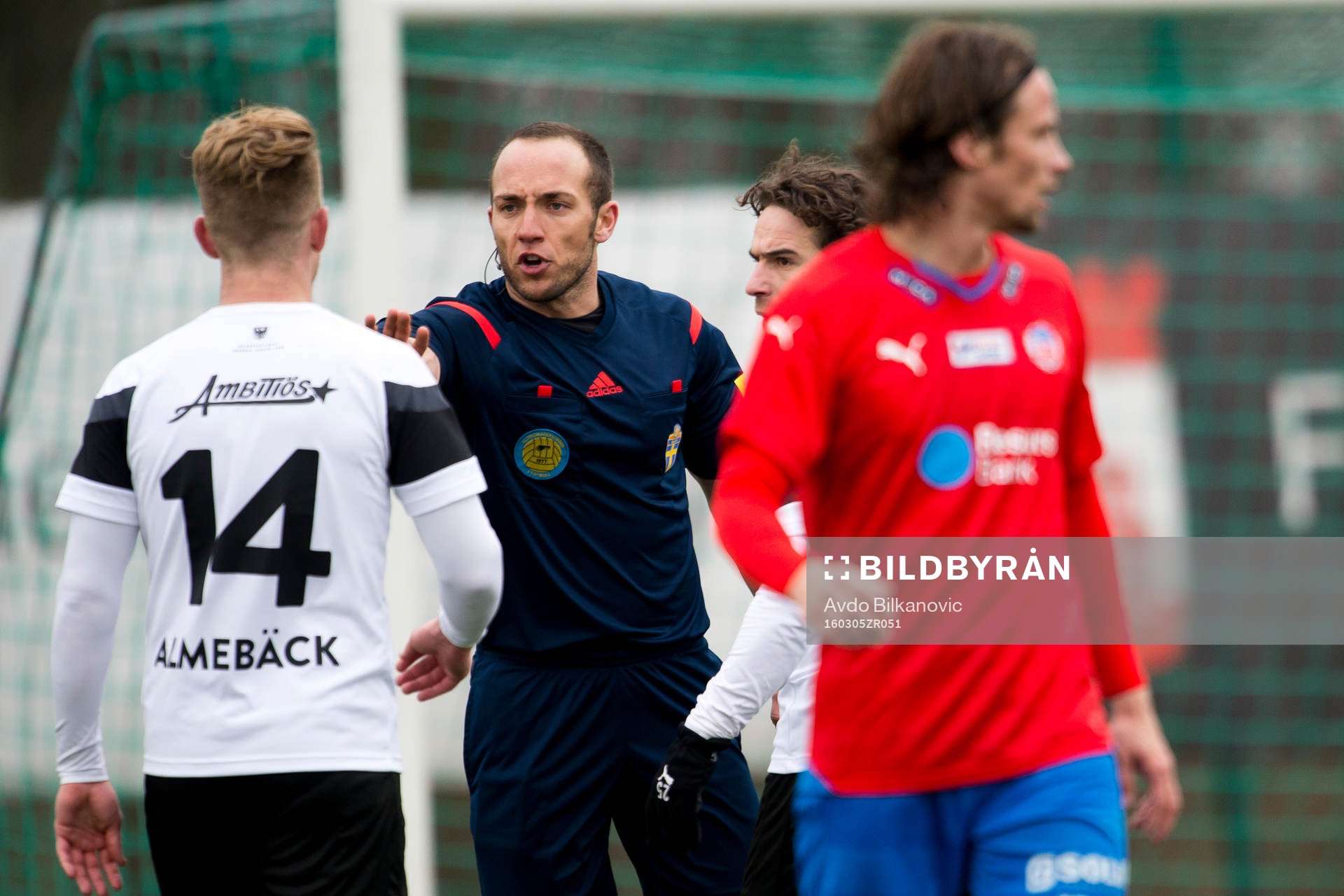 Domare Kaspar Sjöberg agerar under fotbollsmatchen i Svenska Cupen mellan Helsingborg och Örebro den 5 mars 2016 i Helsingborg.