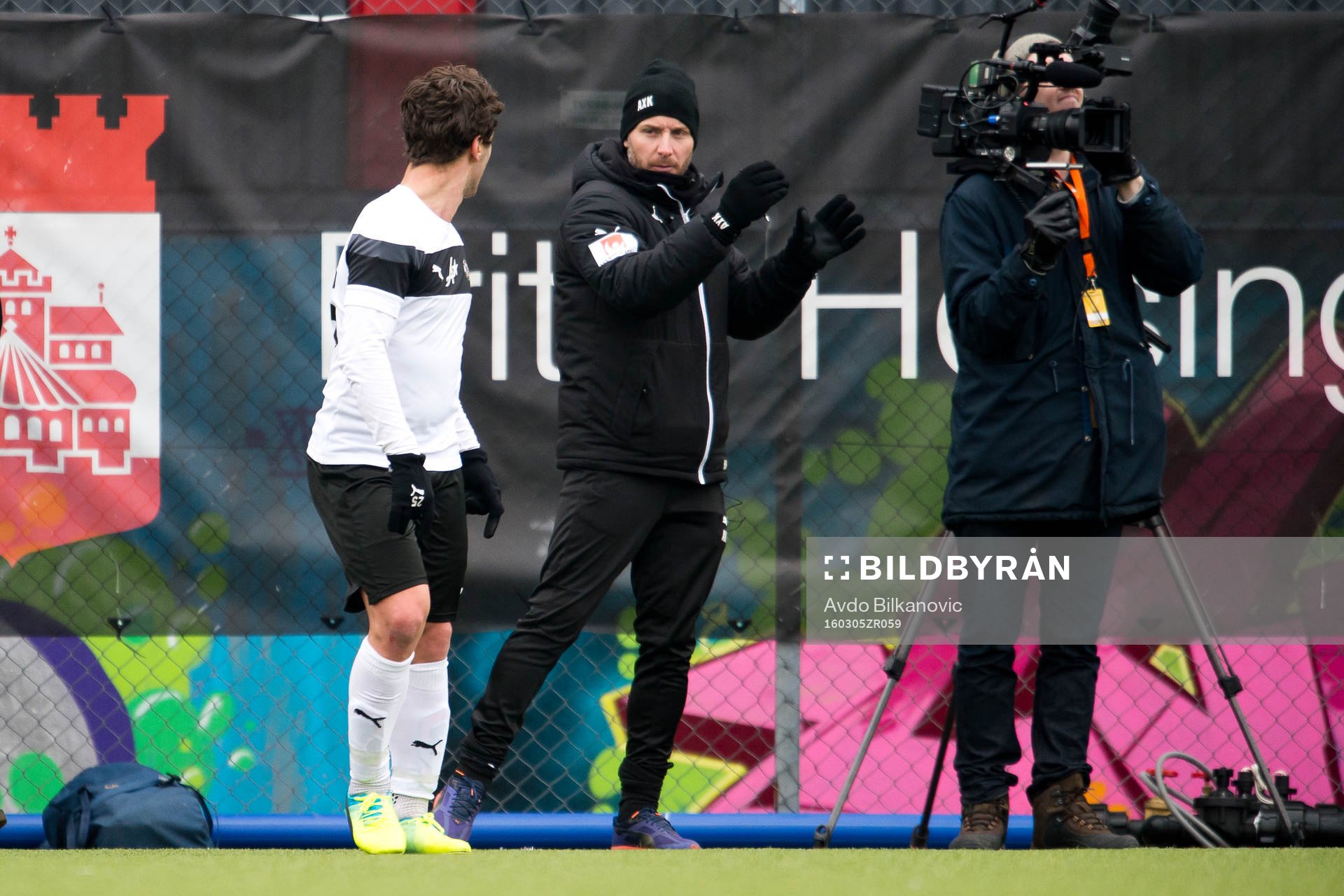 Örebros Nordin Gerzic får instruktioner under fotbollsmatchen i Svenska Cupen mellan Helsingborg och Örebro den 5 mars 2016 i Helsingborg.