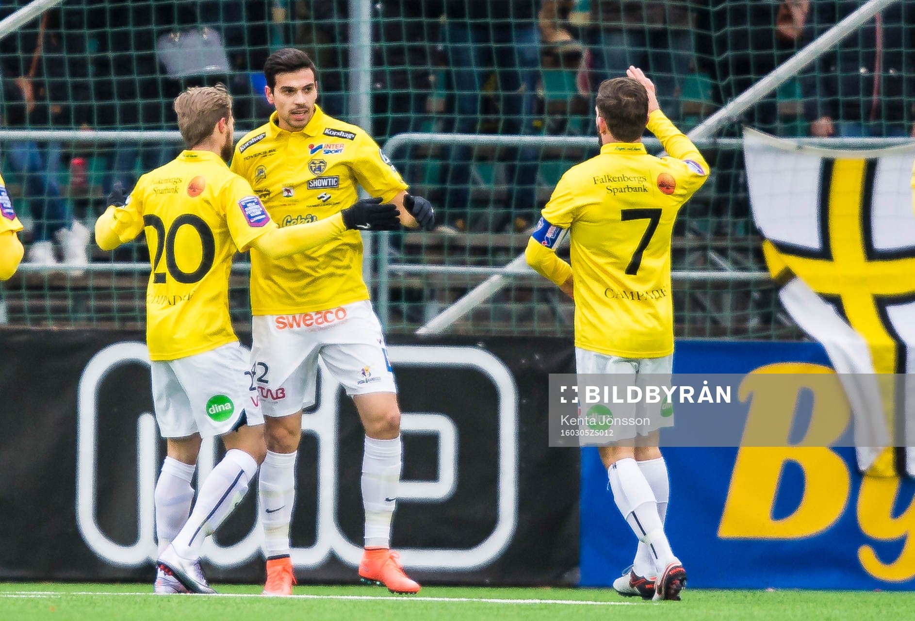 Falkenbergs Zlatan Krizanovic jublar med Akseli Pelvas och David Svensson efter sitt 1-1 mål under fotbollsmatchen i Svenska Cupen mellan AIK och Falkenberg den 5 Mars 2016 i Solna.