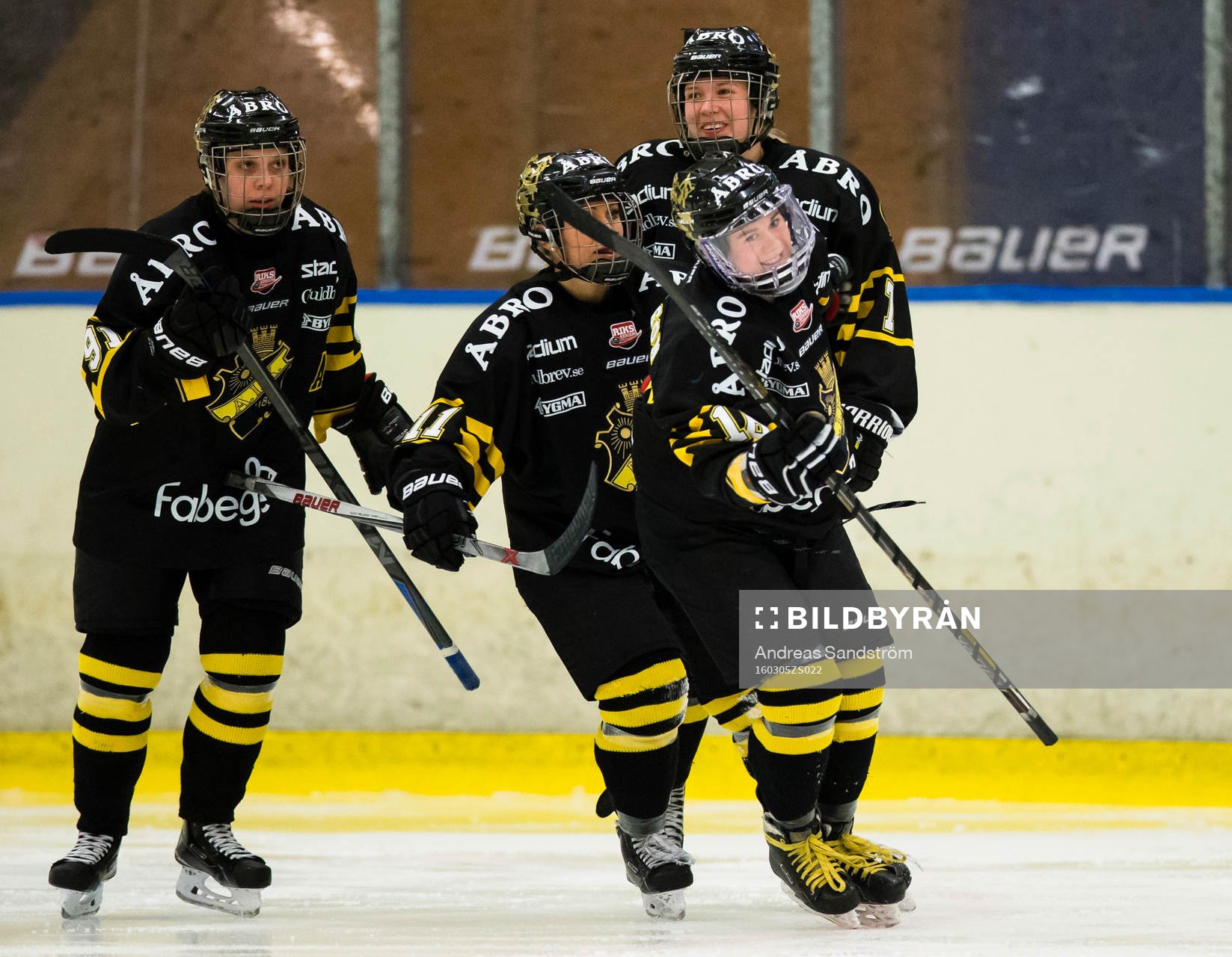s Lisa Johansson (närmast i bild) gör 2-0 och gratuleras