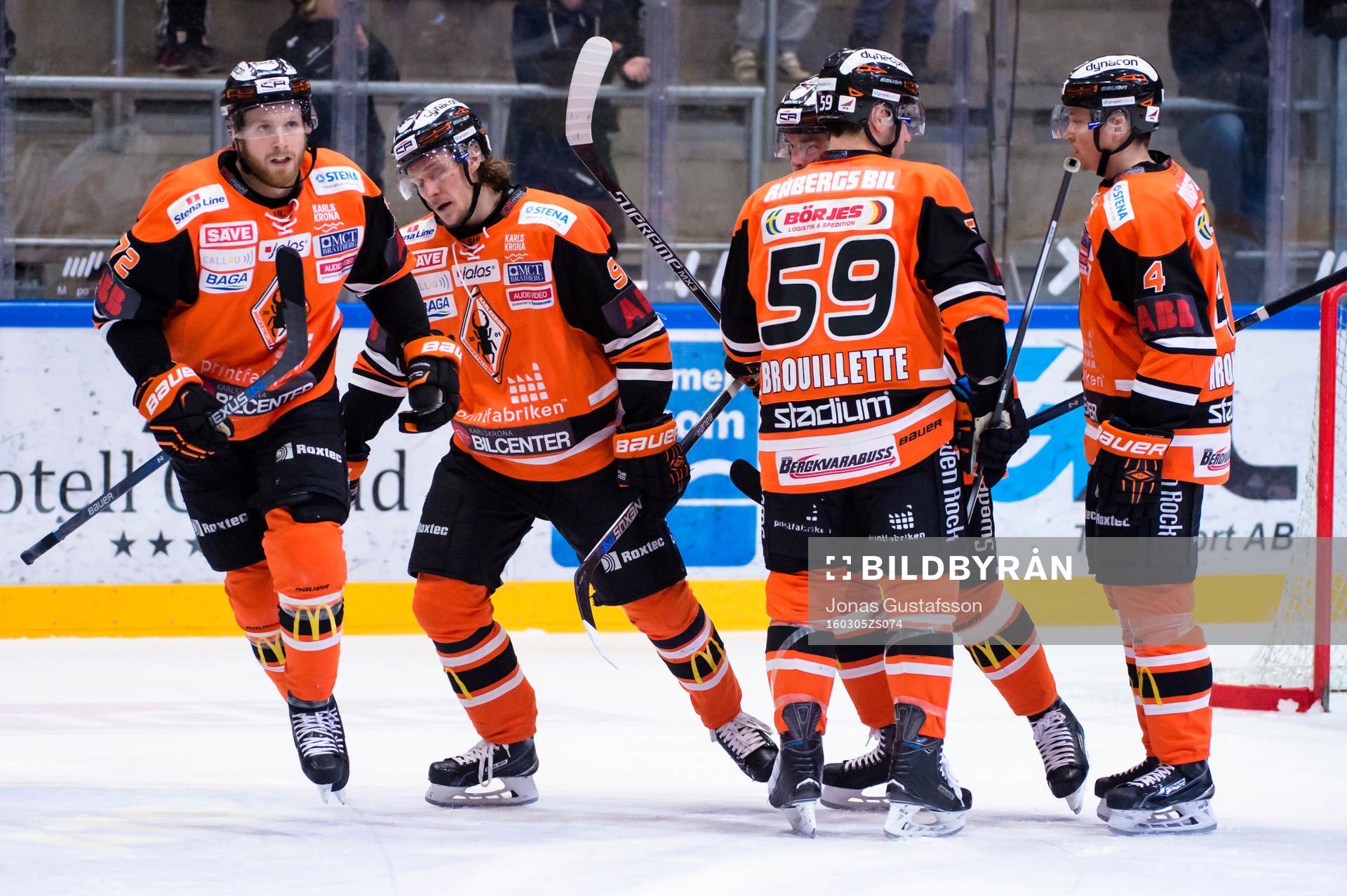Karlskronas Joachim Rohdin har gjort 1-2 och jublar