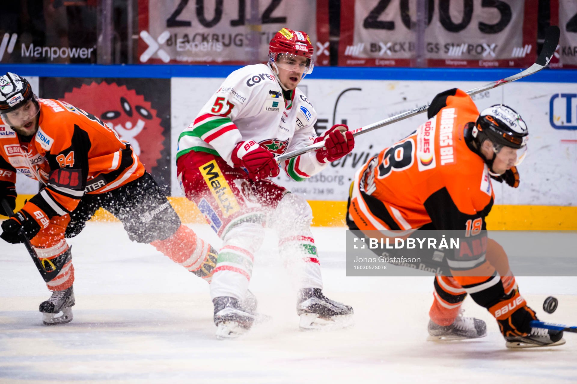 Modos Emil Djuse lägger i väg pucken
