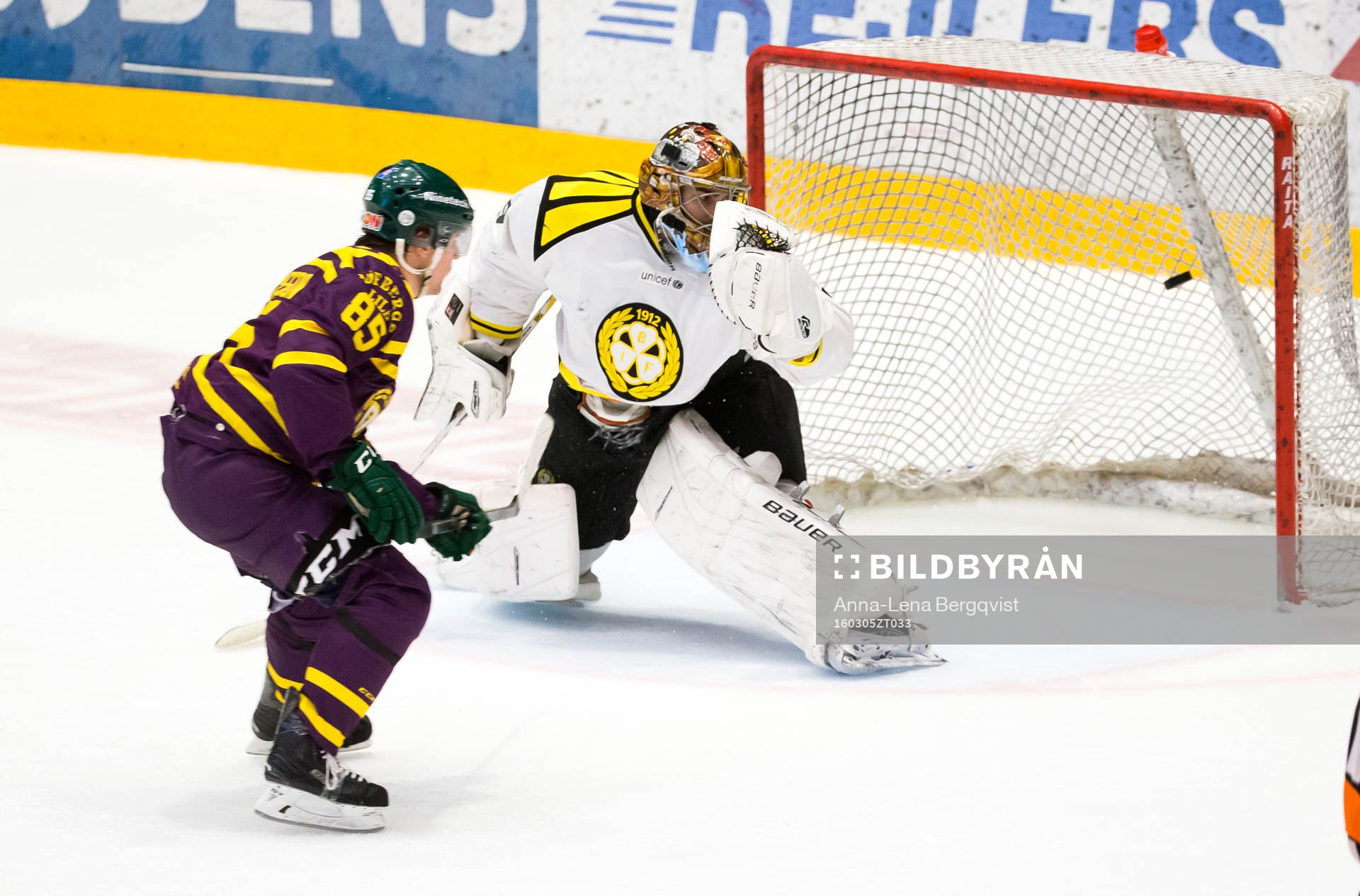 Färjestads Mikael Johansson gör mål 1-1 bakom Brynäs