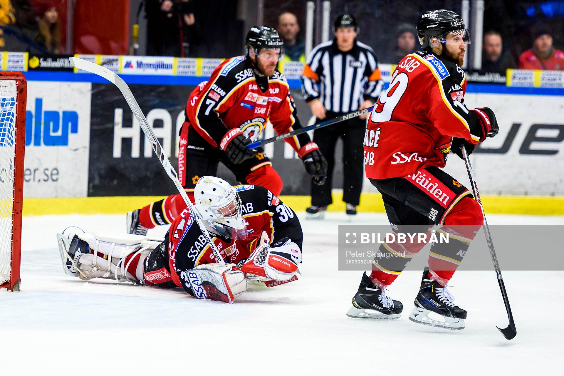 Luleås målvakt Filip Gustafsson ramlar bakom eget mål