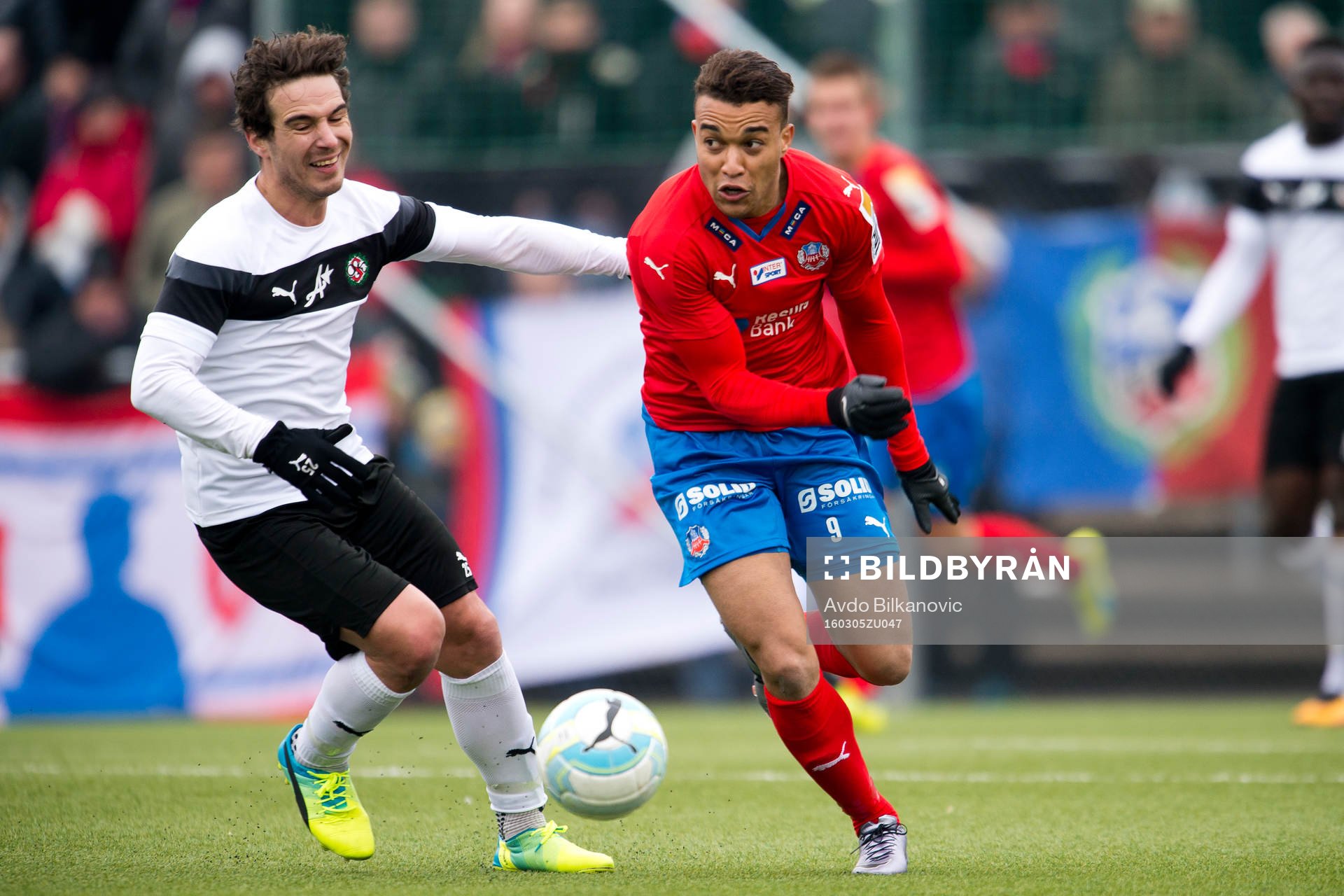 Helsingborgs Matthew Rusike och Örebros Nordin Gerzic