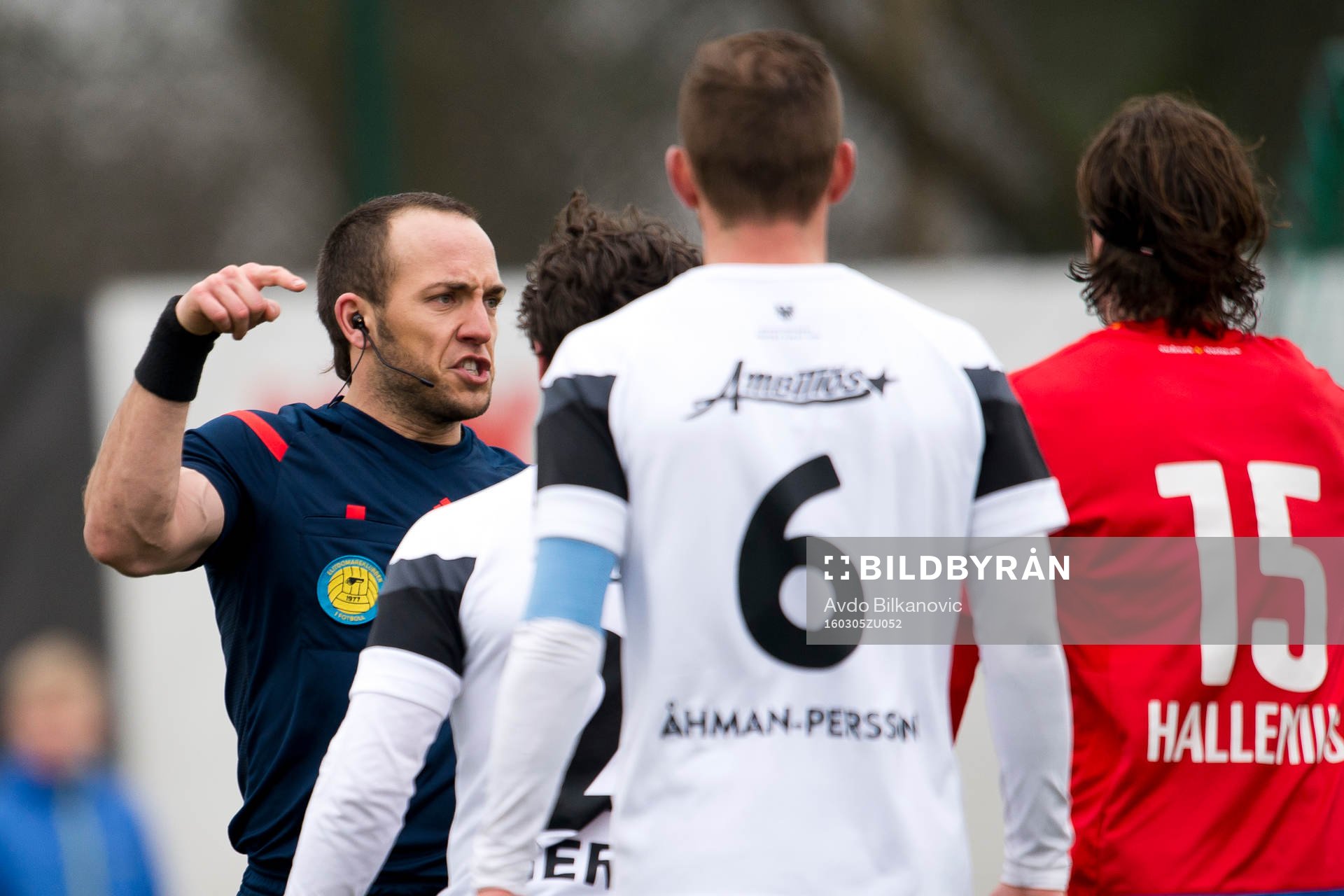Domare Kaspar Sjöberg i diskussion med Örebros Nordin Gerzic och Helsingborgs Linus Hallenius under fotbollsmatchen i Svenska Cupen mellan Helsingborg och Örebro den 5 mars 2016 i Helsingborg.