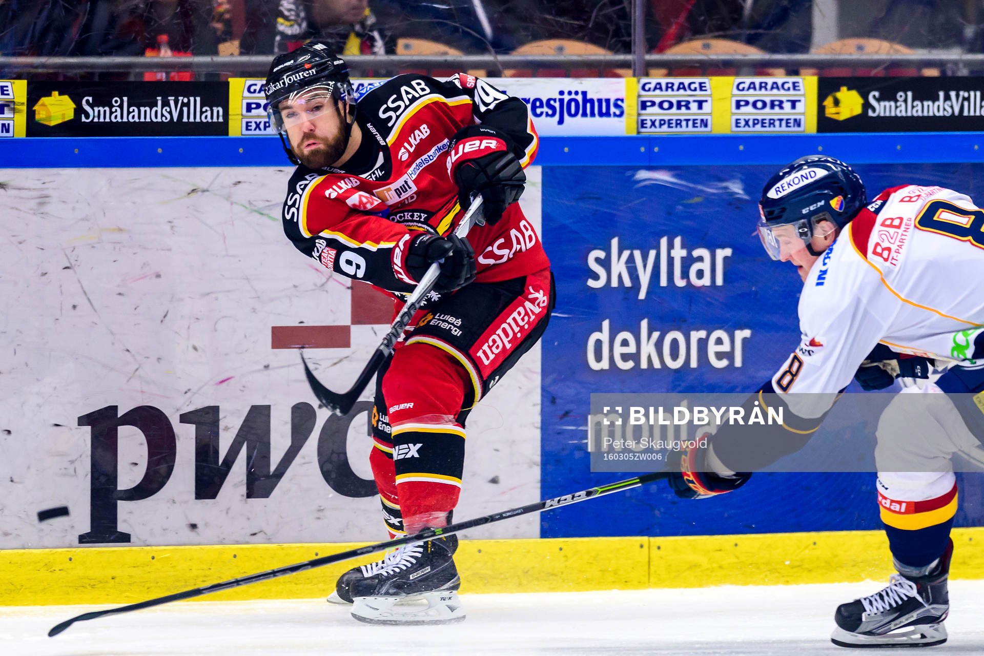 Luleås Jacob Lagacé jagas av Djurgårdens Mikko Lehtonen