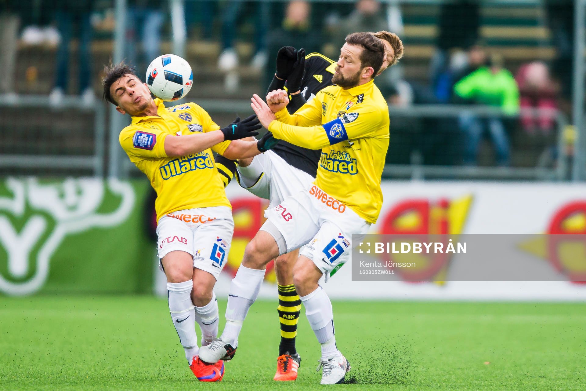 Falkenbergs Kamal Mustafa och David Svensson i kamp om