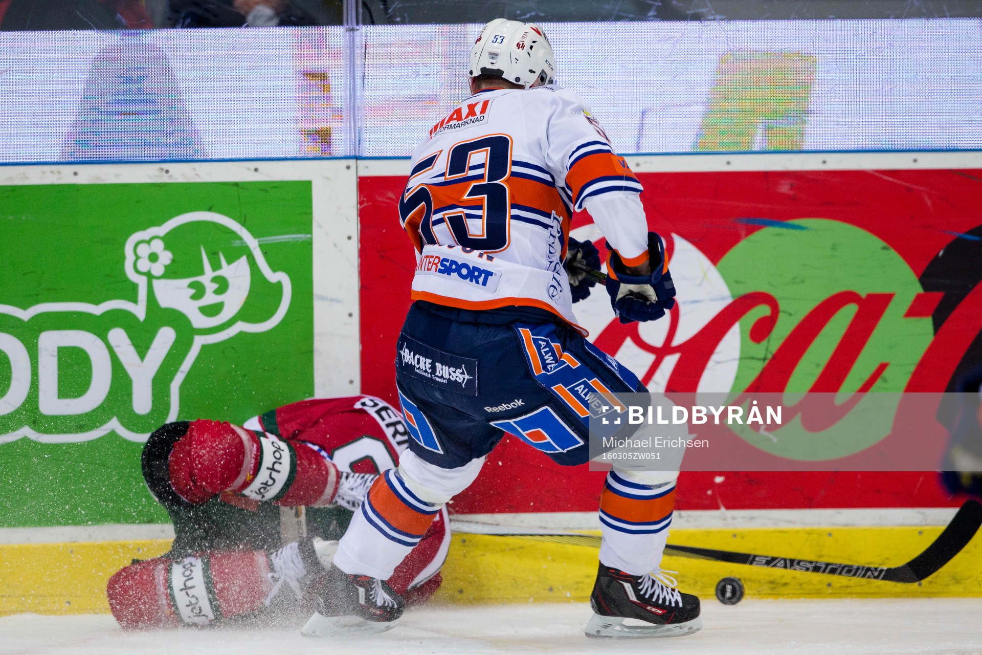 Frölundas Spencer Abbott får en tackling in i sargen