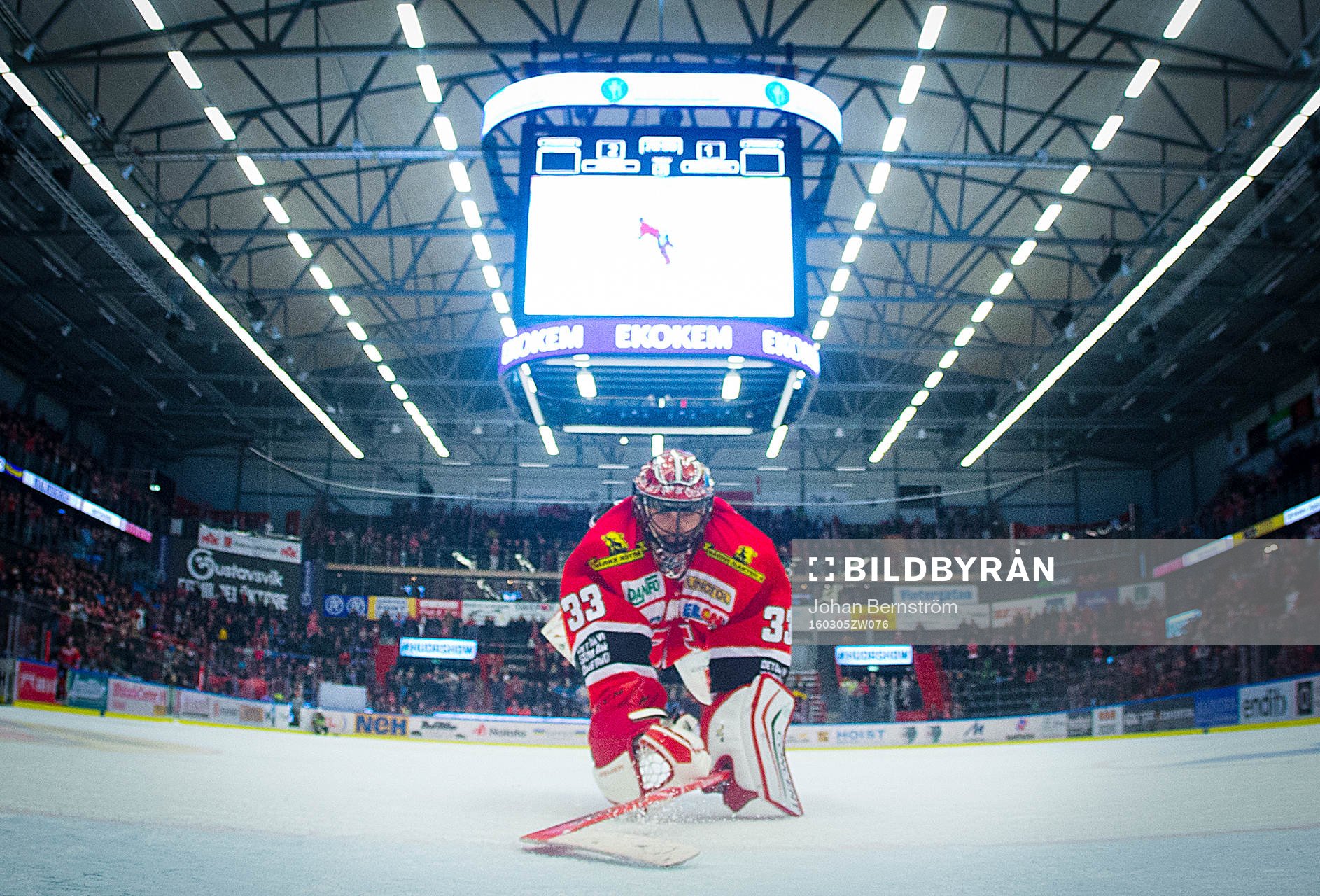 Örebros målvakt Julius Hudacek firar segern över