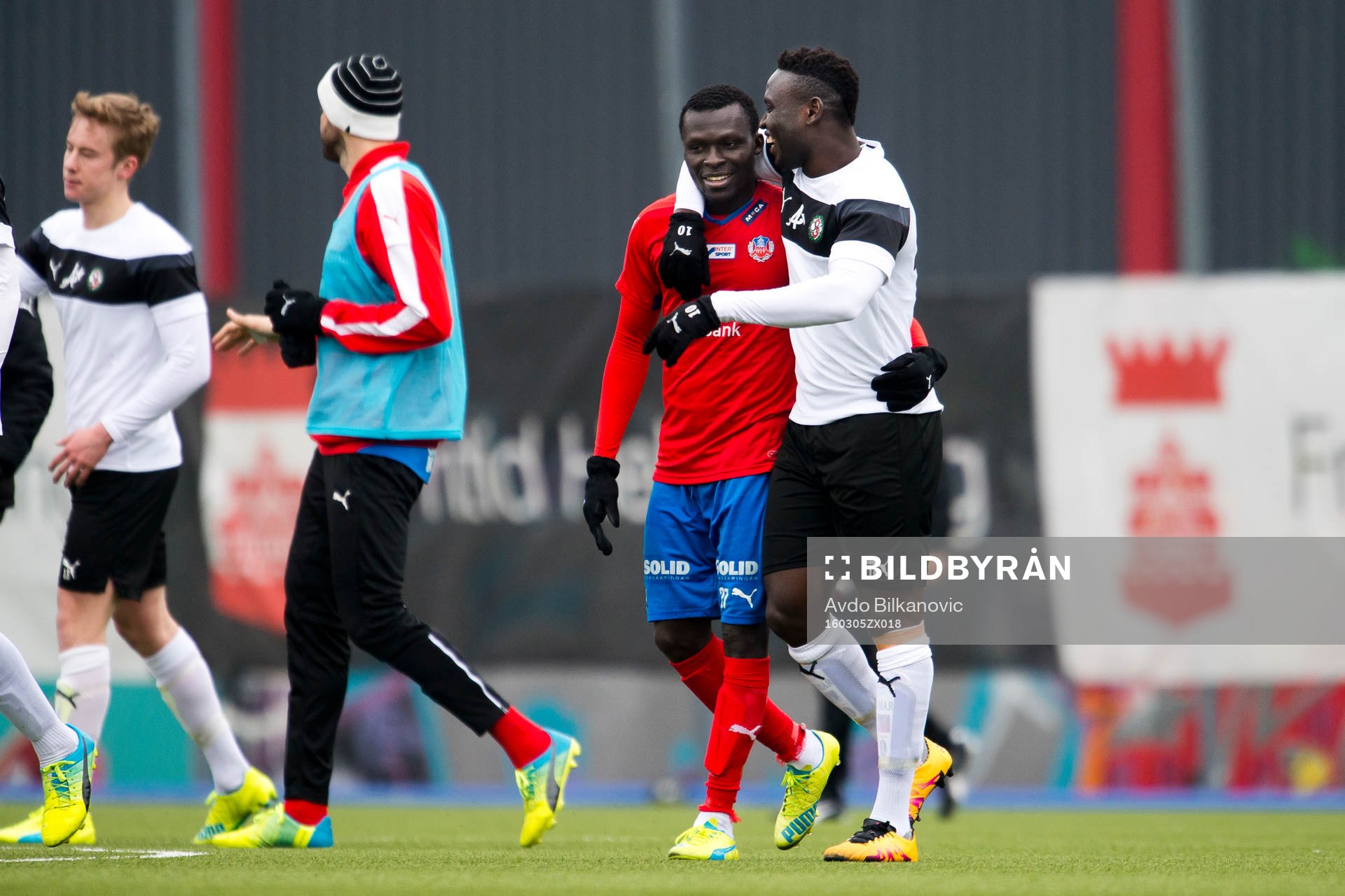 Helsingborgs Lalawélé Atakora och Örebros Alhassan Kamara kramas efter slutsignalen under fotbollsmatchen i Svenska Cupen mellan Helsingborg och Örebro den 5 mars 2016 i Helsingborg.