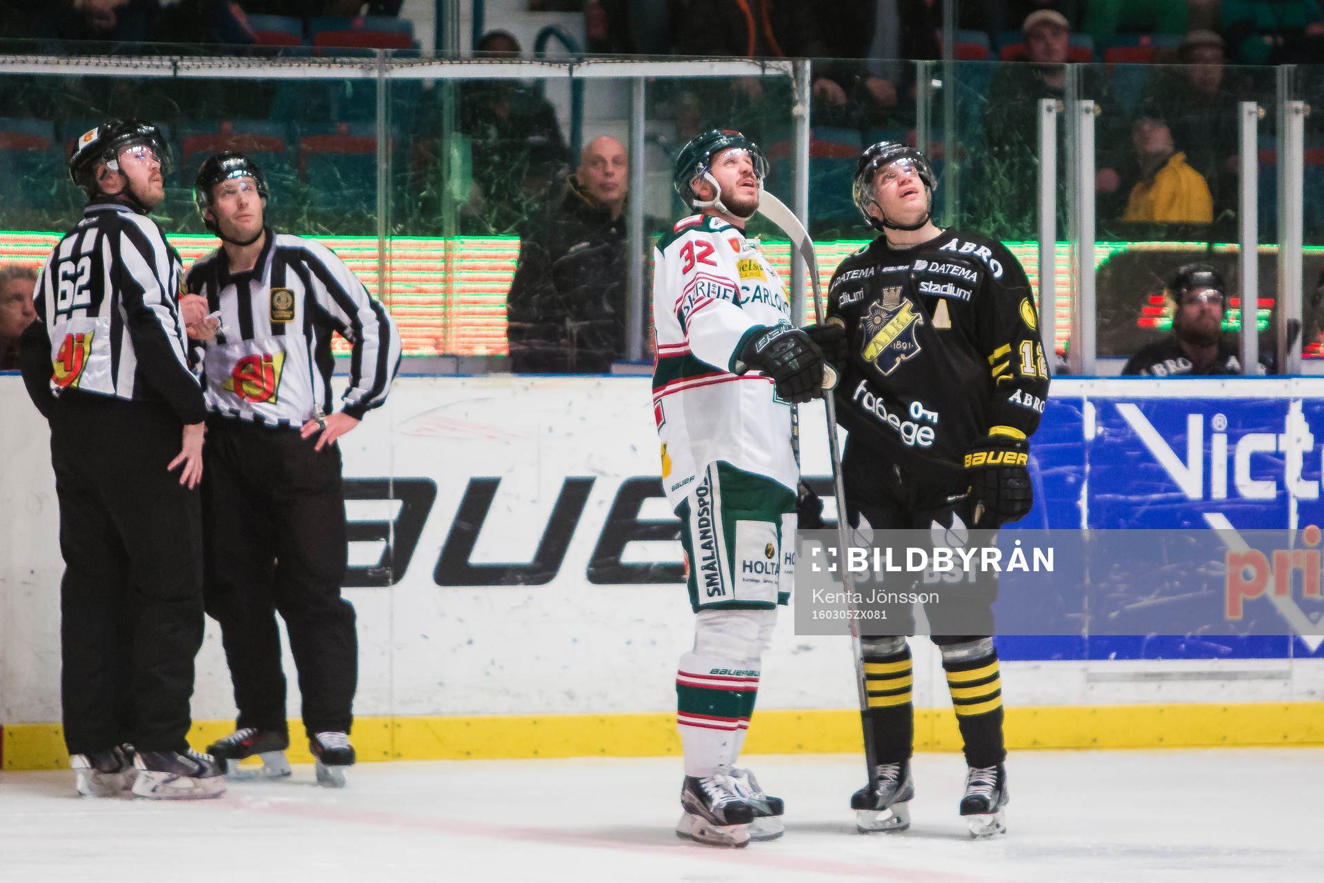 s Fredrik Hynning följer reprisen på jumbotronen i