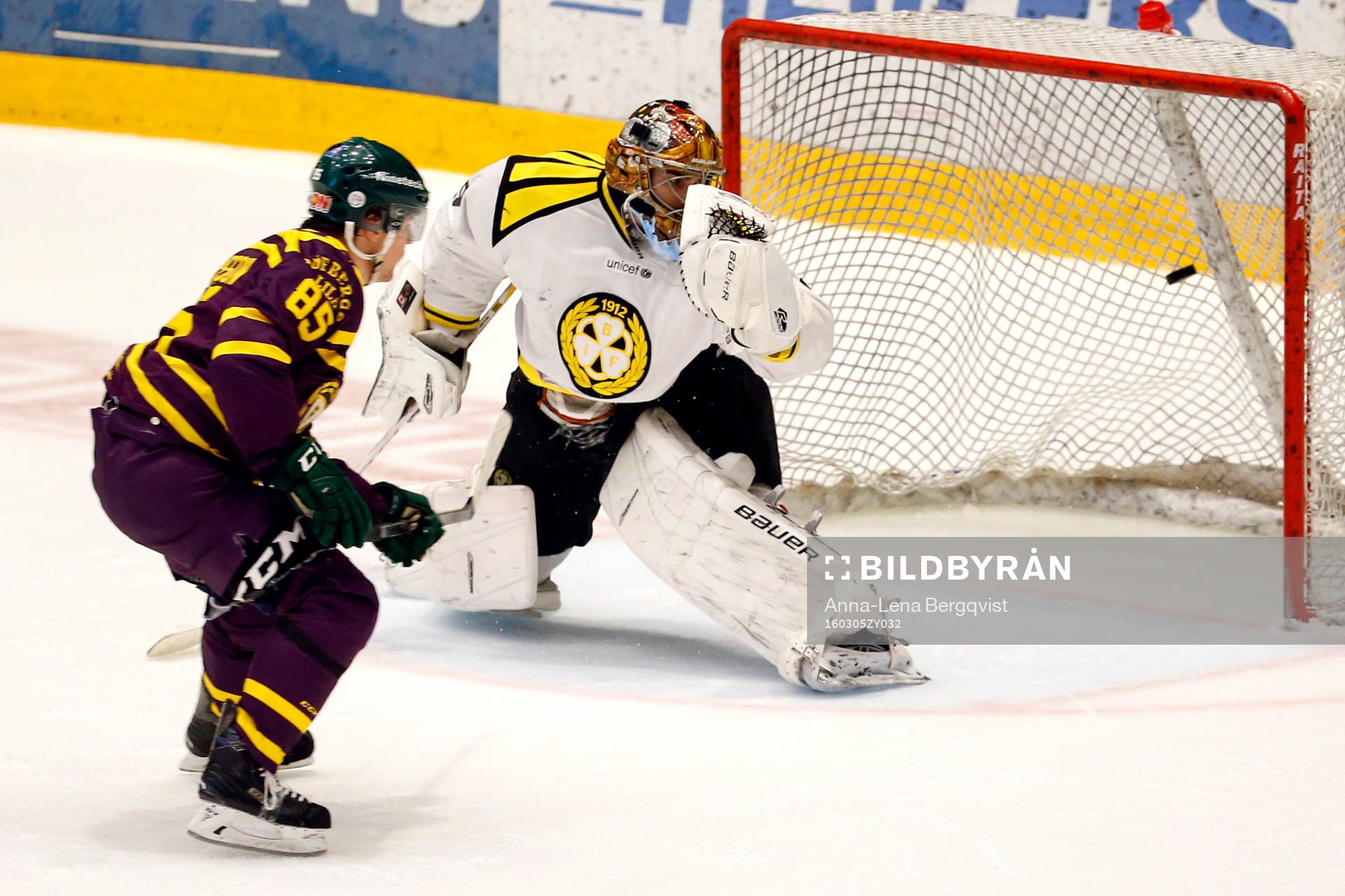 Färjestads Mikael Johansson gör 1-1 bakom Brynäs