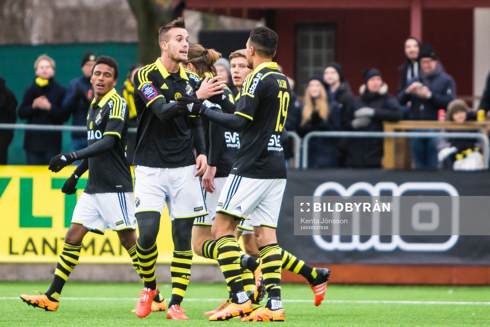 s Ahmed Yasin gratuleras av Fredrik Brustad