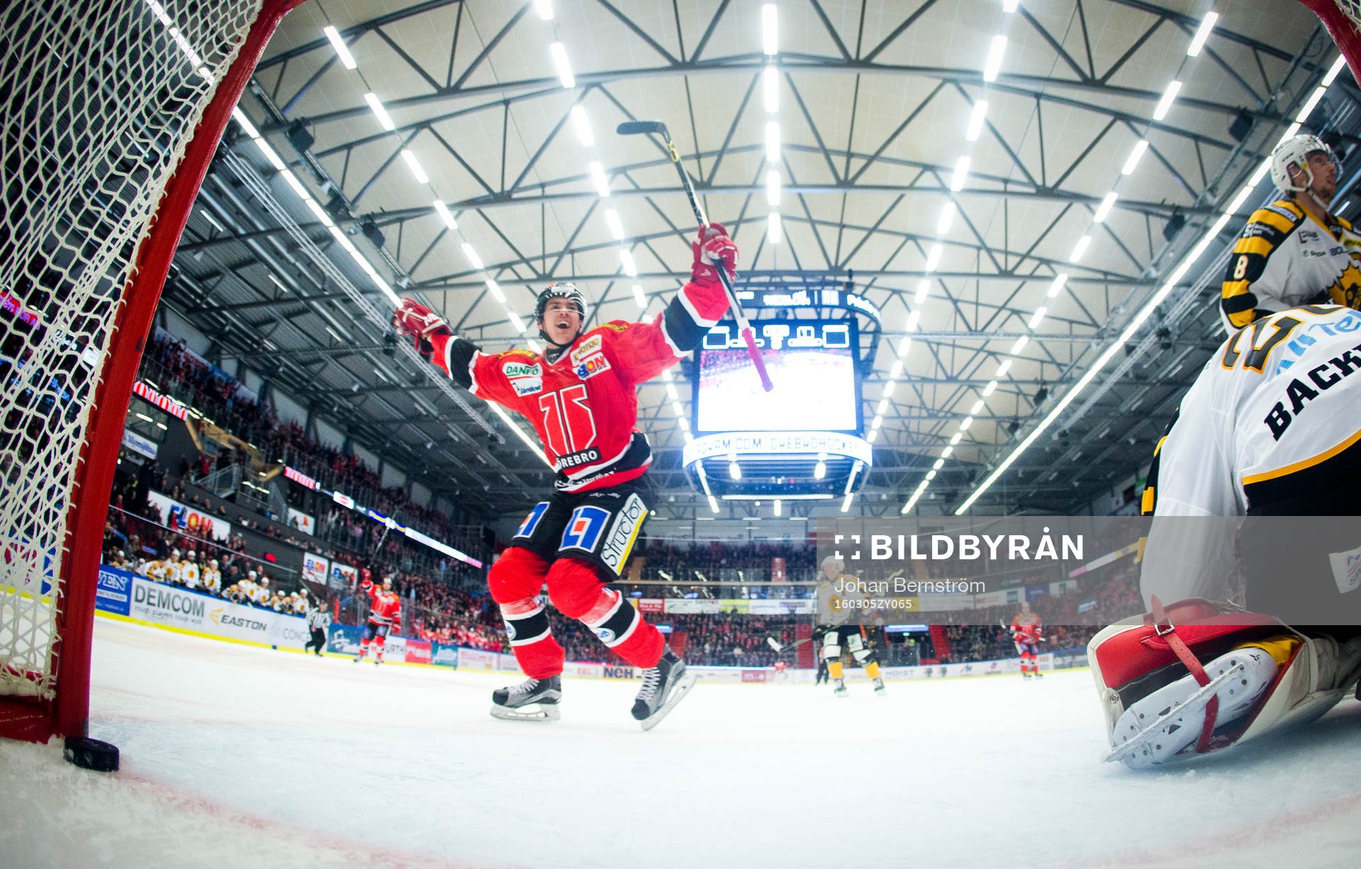 Örebros Kalle Jellvert jublar