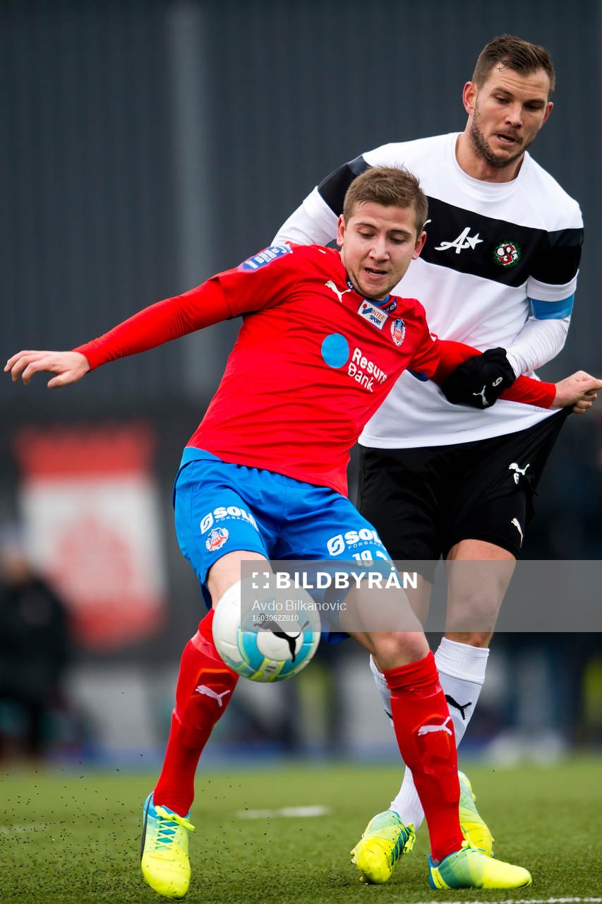 Helsingborgs Darijan Bojanić framför Örebros Robert