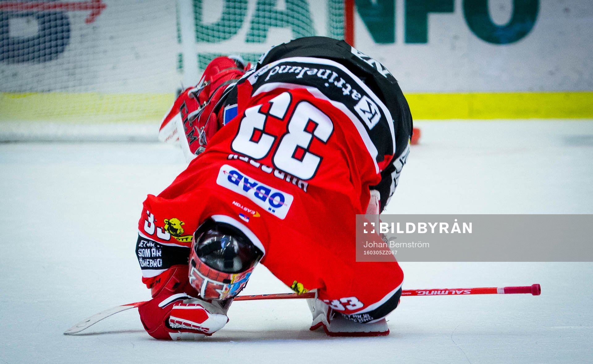 Örebros målvakt Julius Hudacek jublar med fansen