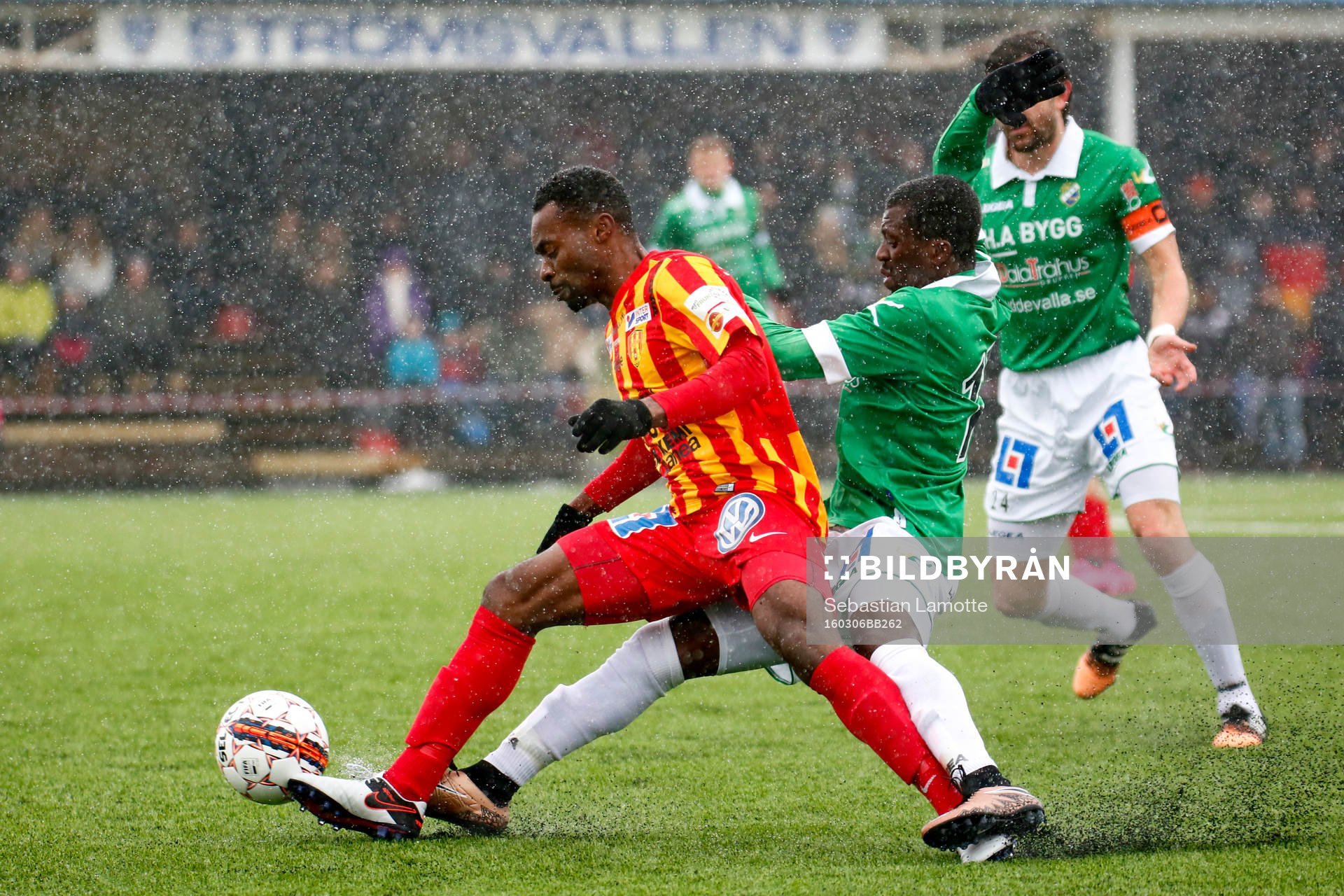 Ljungskiles Yussif Chibsah och Syrianskas Success Chimakpa