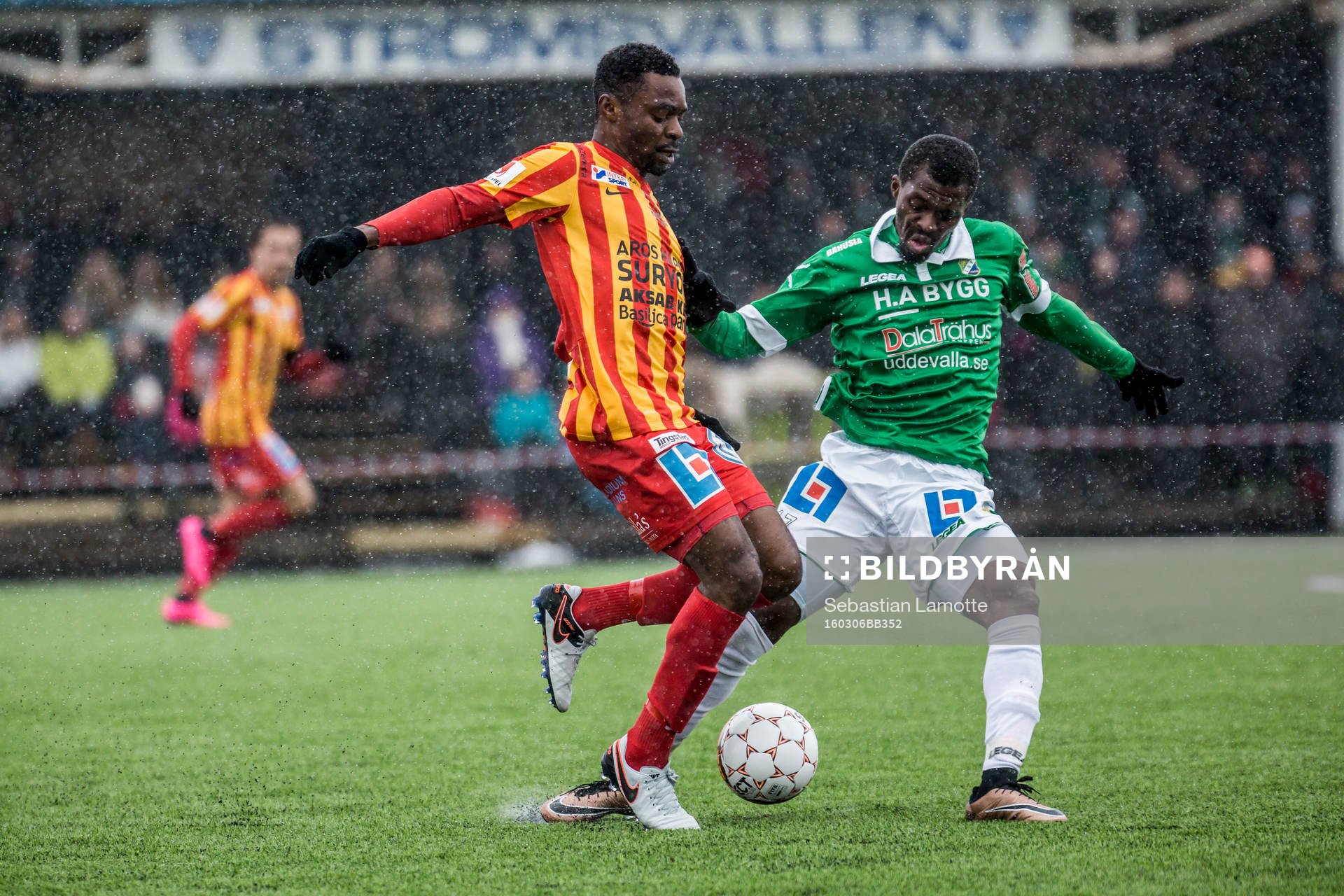 Ljungskiles Yussif Chibsah och Syrianskas Success Chimakpa