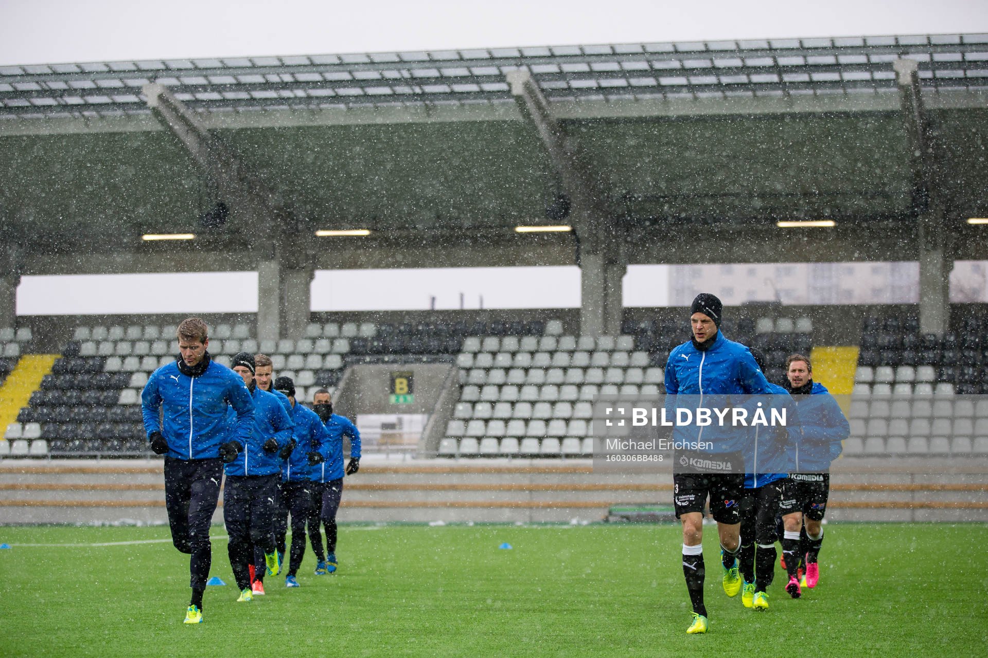 Halmstad värmer upp innan en fotbollsmatch i Svenska Cupen