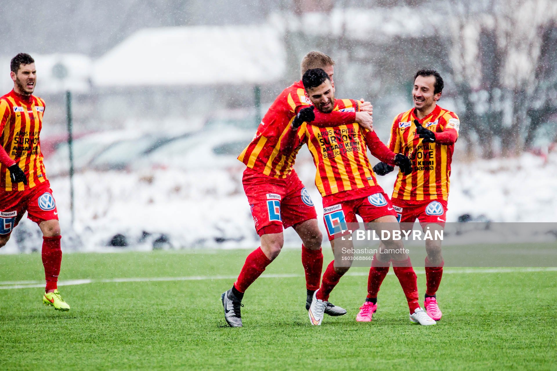 Syrianskas Bachir Katourgi har gjort 0-1 och jublar med