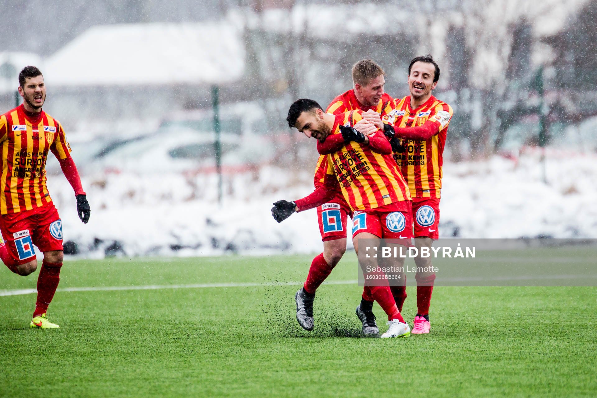 Syrianskas Bachir Katourgi har gjort 0-1 och jublar med