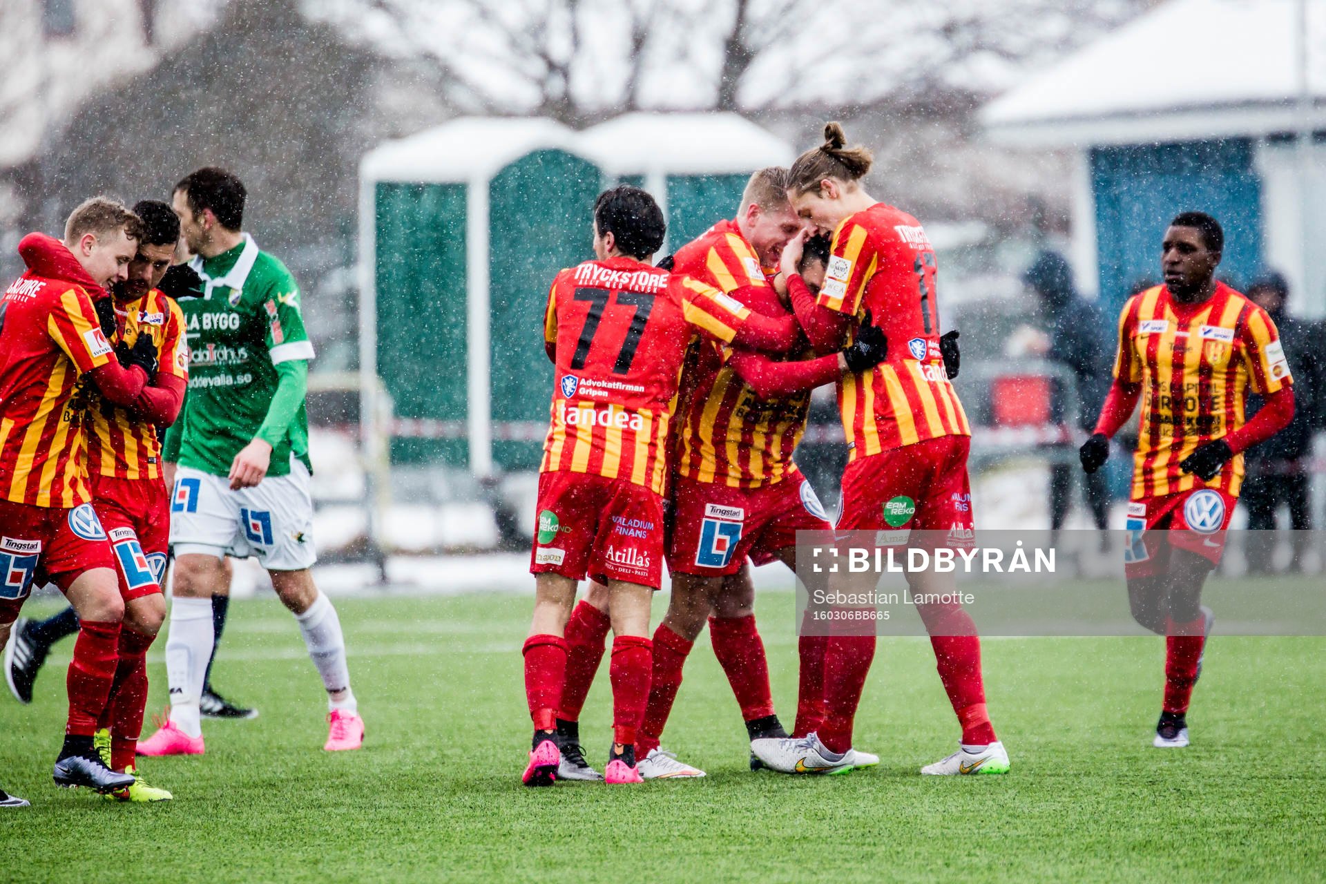 Syrianskas Bachir Katourgi har gjort 0-1 och jublar med