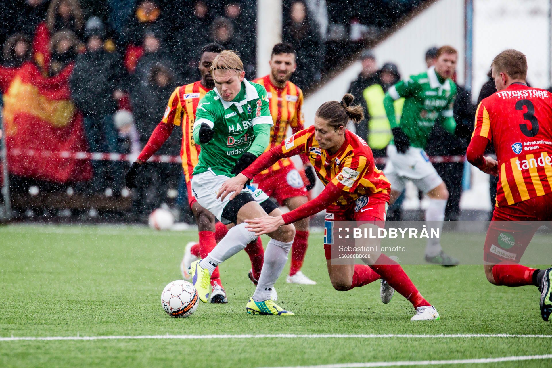 Ljungskiles Linus Tornblad och Syrianskas Felix Michel