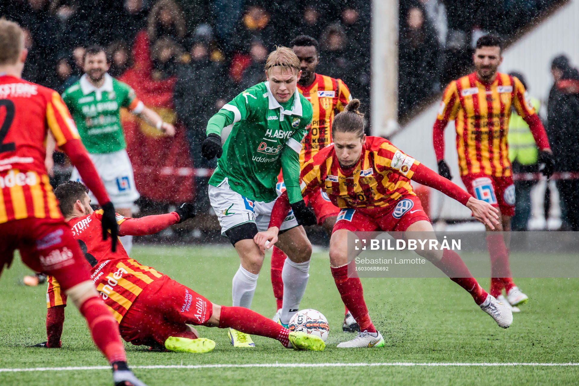 Ljungskiles Linus Tornblad och Syrianskas Felix Michel