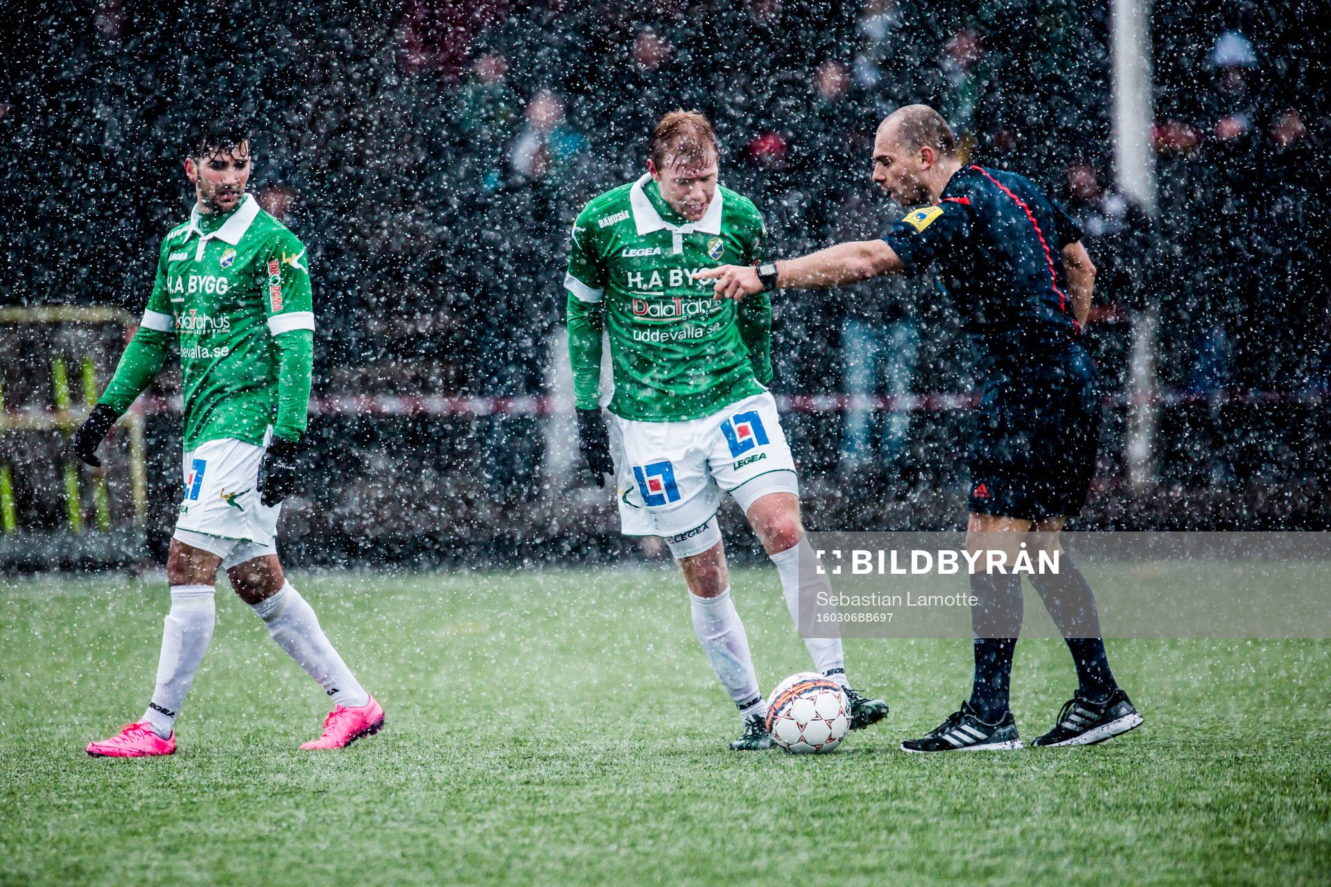 Domare Adnan Dukic visar Ljungskiles Hampus Andersson vart bollen ska ligga under fotbollsmatchen i Svenska Cupen mellan Ljungskile och Syrianska den 6 mars 2016 i Lilla Edet.