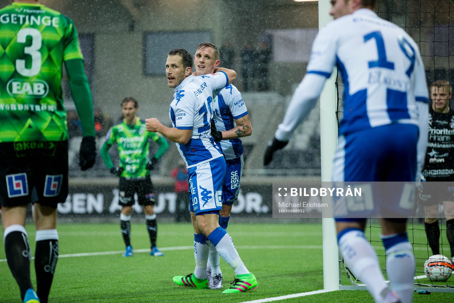 IFK Göteborgs Sören Rieks jublar och omfamnas av Tobias Hysén efter 2-0, t.h. framspelaren Gustav Engvall under en fotbollsmatch i Svenska Cupen mellan IFK Göteborg och Halmstad den 6 mars 2016 i Göteborg.
