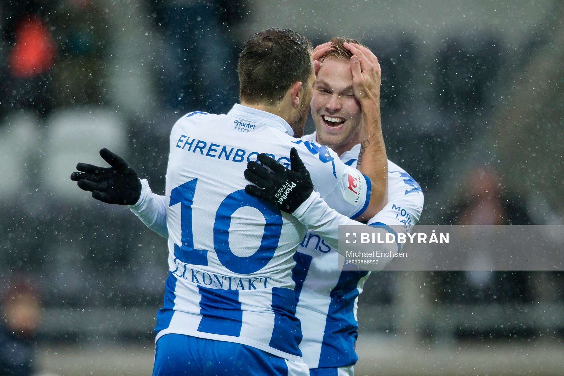 IFK Göteborgs Gustav Engvall jublar och omfamnas av Tobias