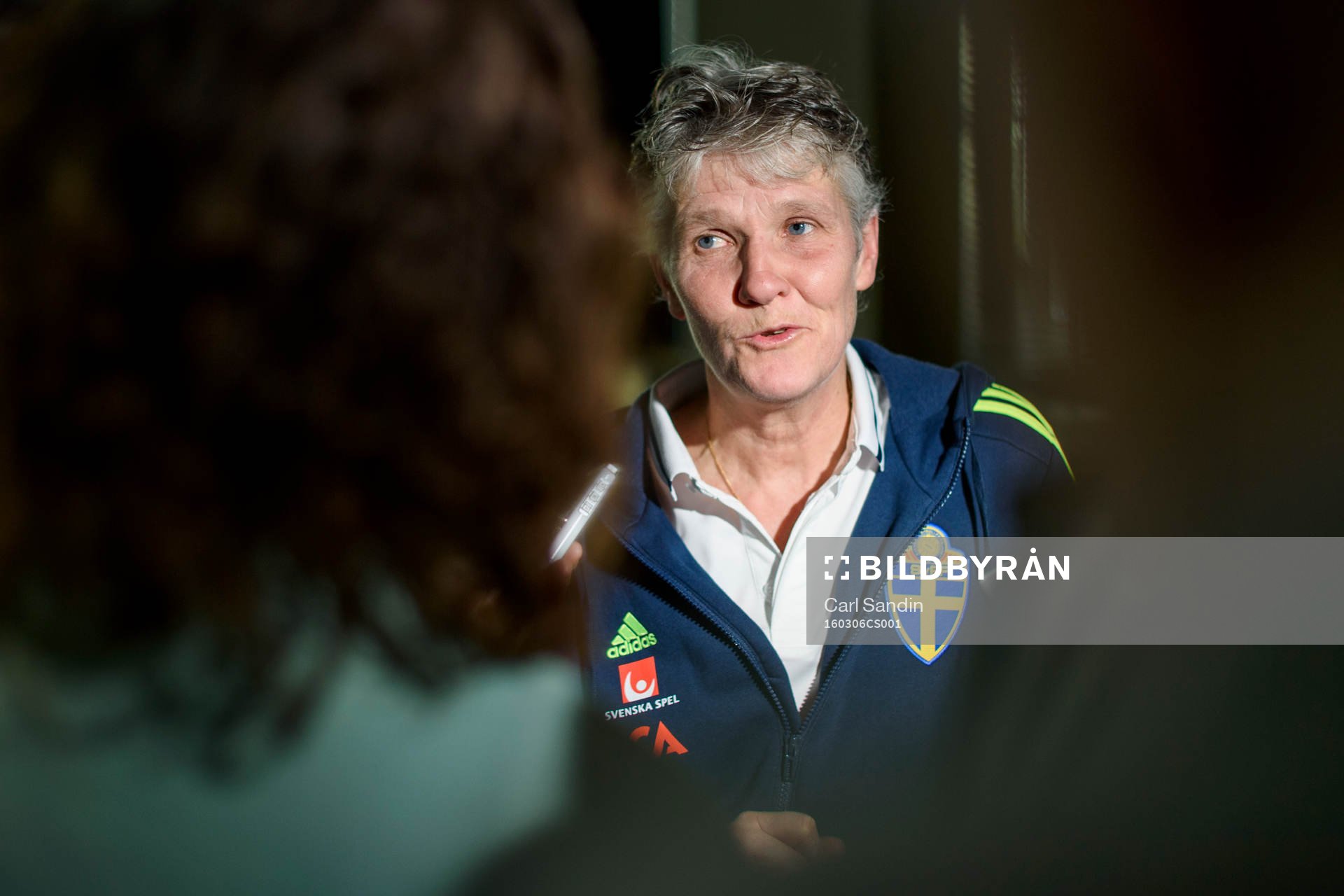 Sveriges förbundskapten Pia Sundhage blir intervjuad