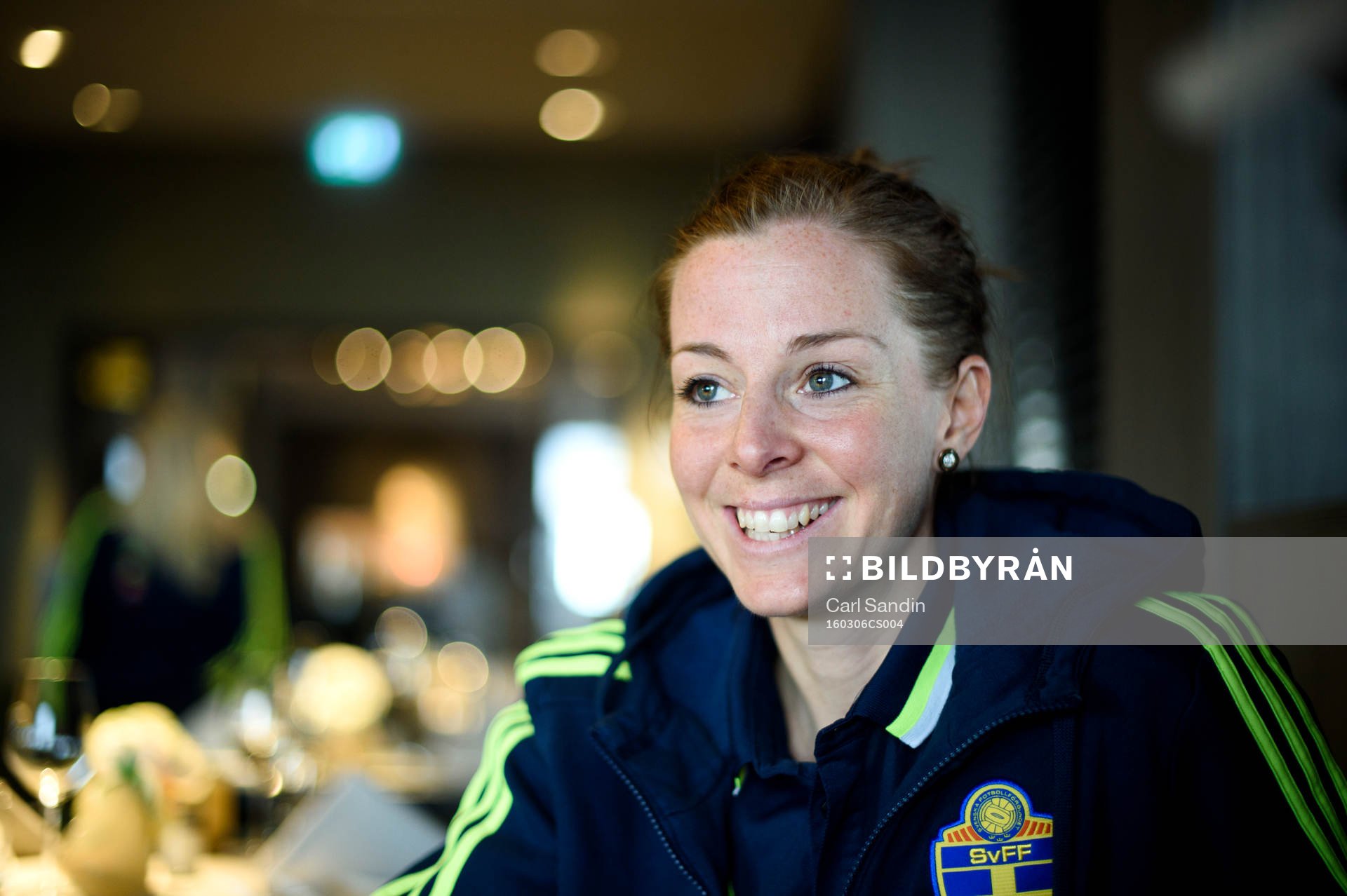 Sveriges Lotta Schelin blir intervjuad