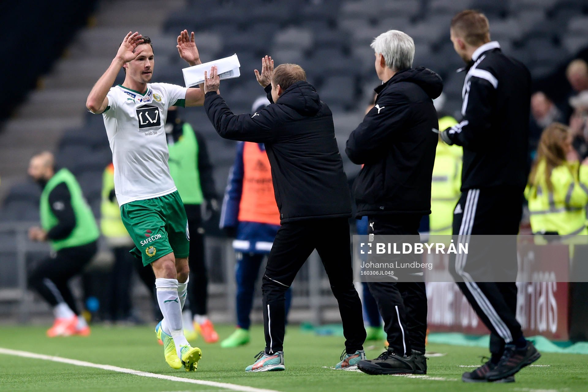 Hammarbys Philip Haglund jublar med bänken