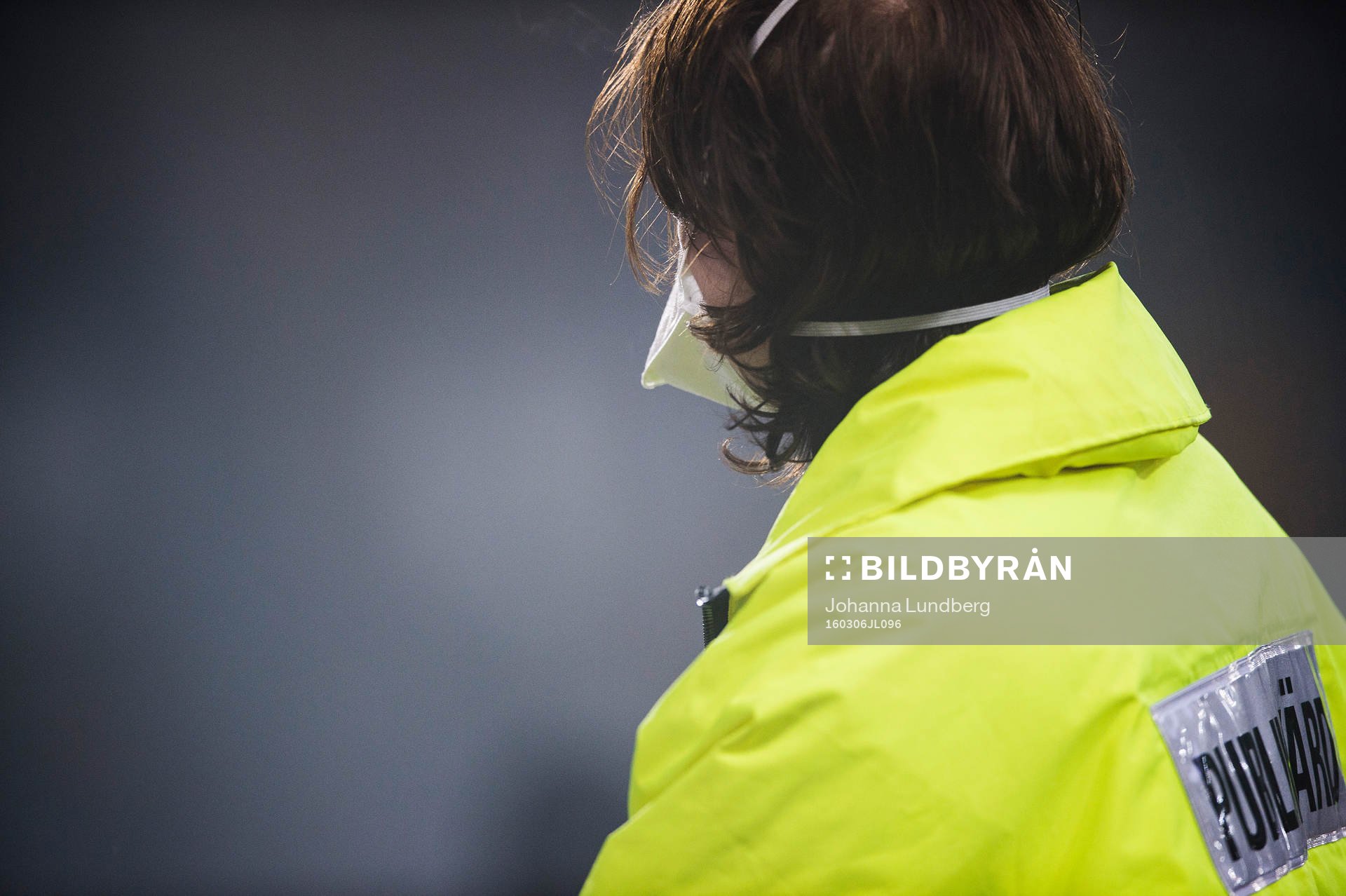 En publikvärd har en mask för ansiktet för att skydda