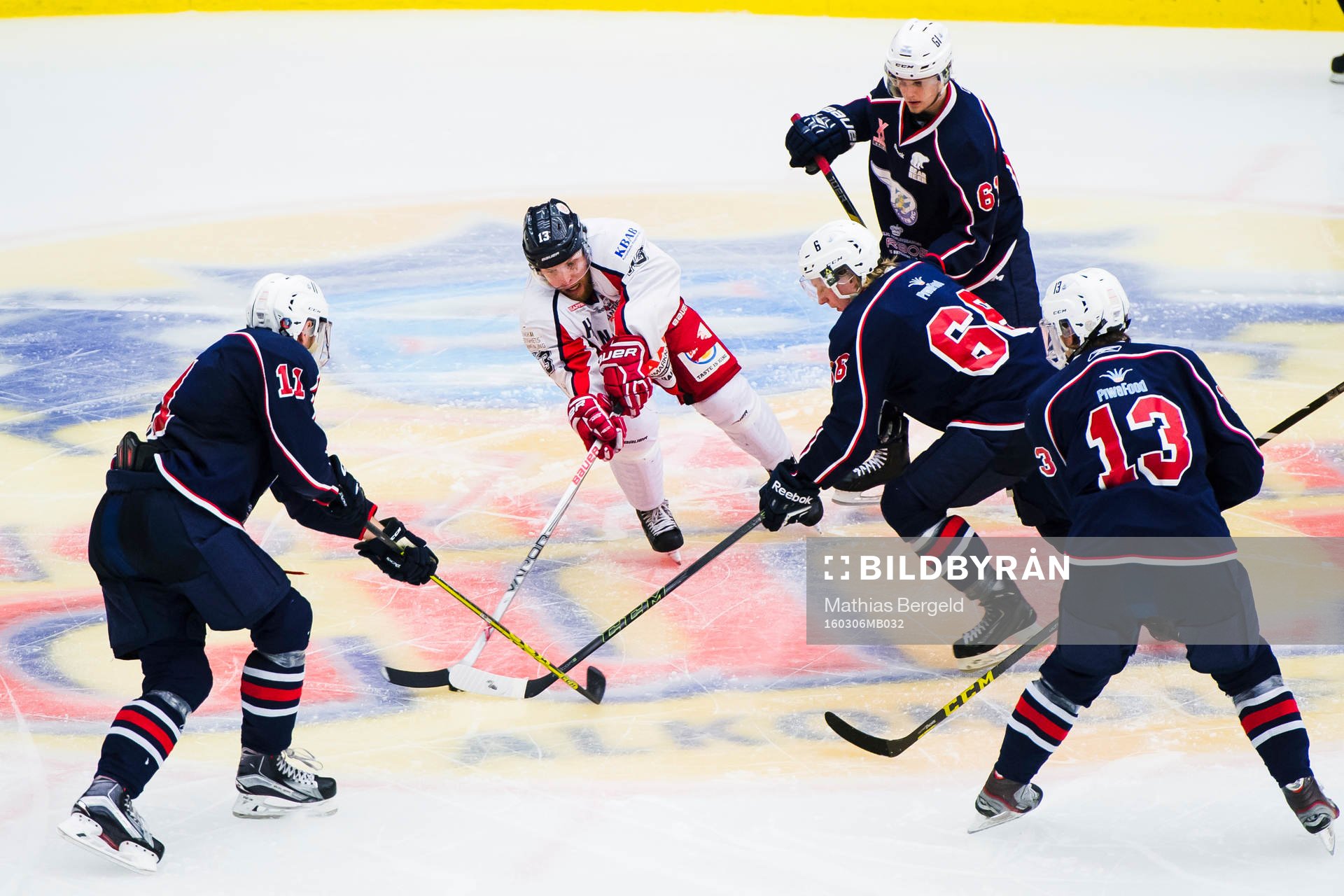Hanhals Wictor Adolfsson Hedlund är omringad av Bäckens
