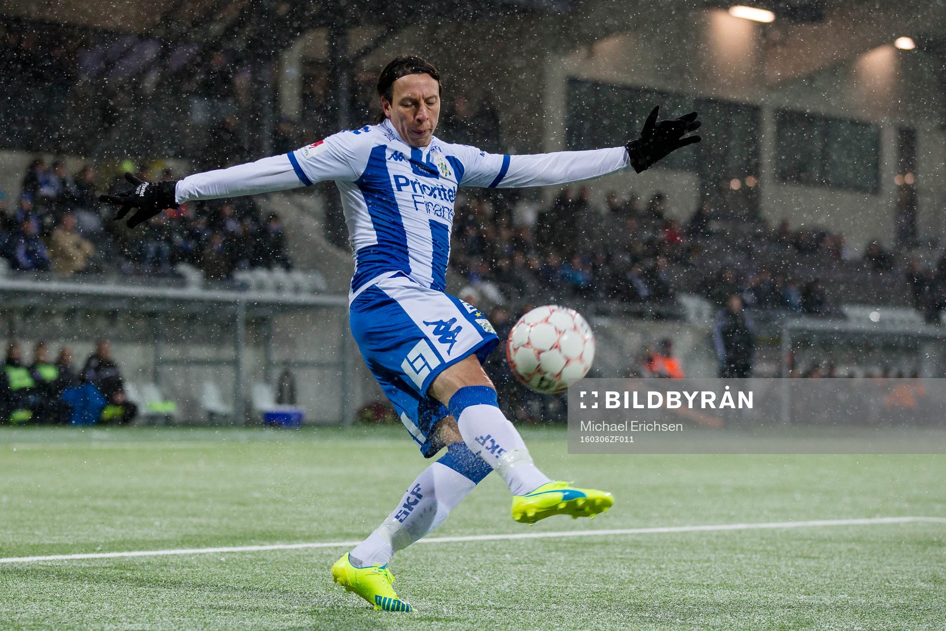IFK Göteborgs Martin Smedberg-Dalence skjuter ett skott