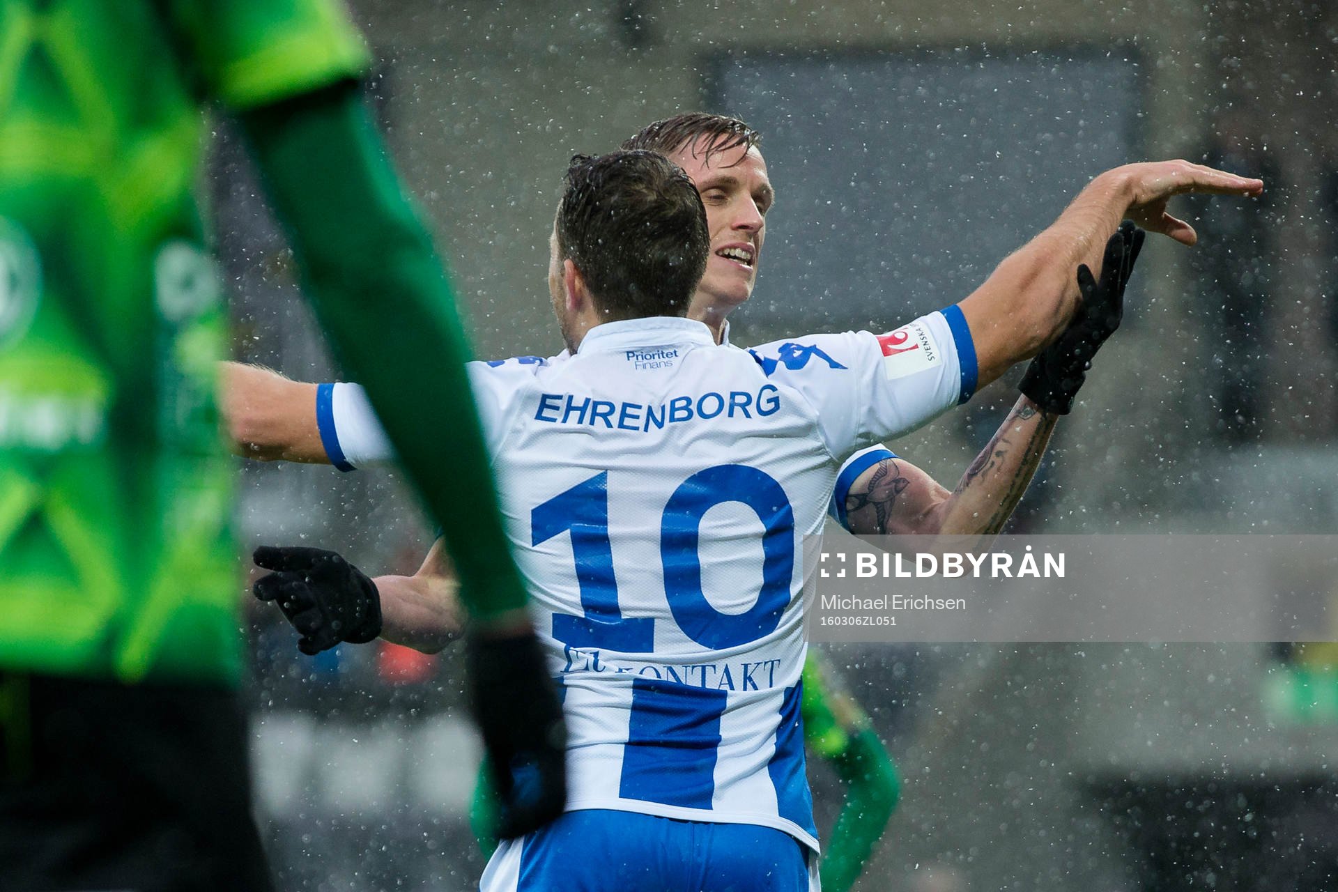 IFK Göteborgs Sören Rieks jublar och omfamnas av Tobias