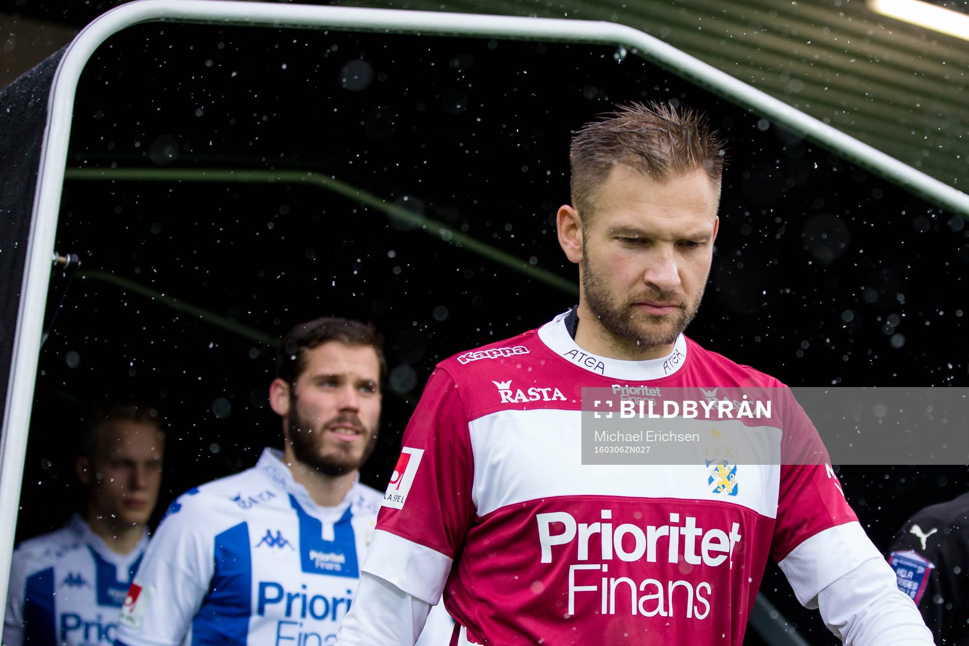 IFK Göteborgs målvakt John Alvbåge på väg in till