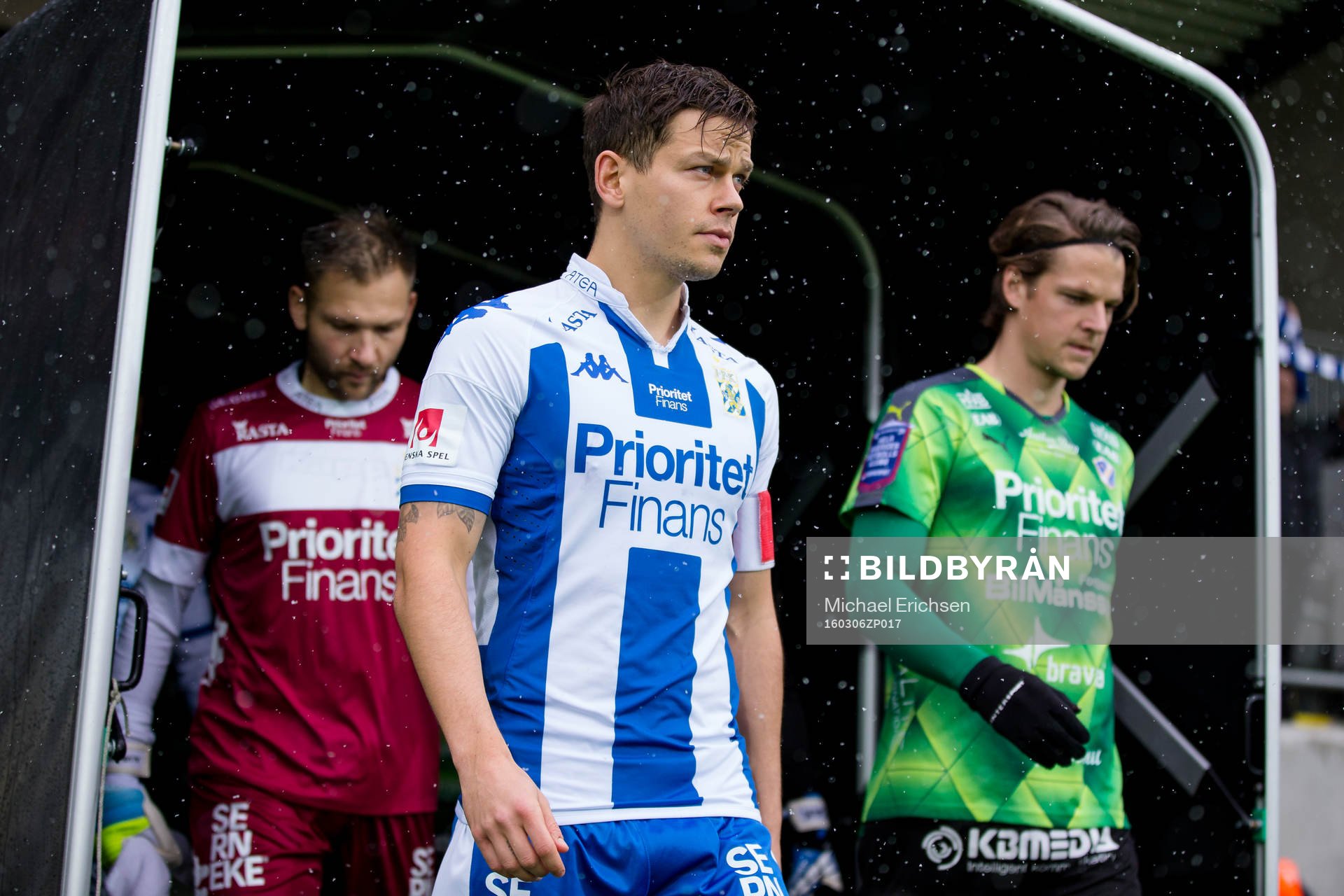 IFK Göteborgs Mads Albaek på väg in till planen innan en