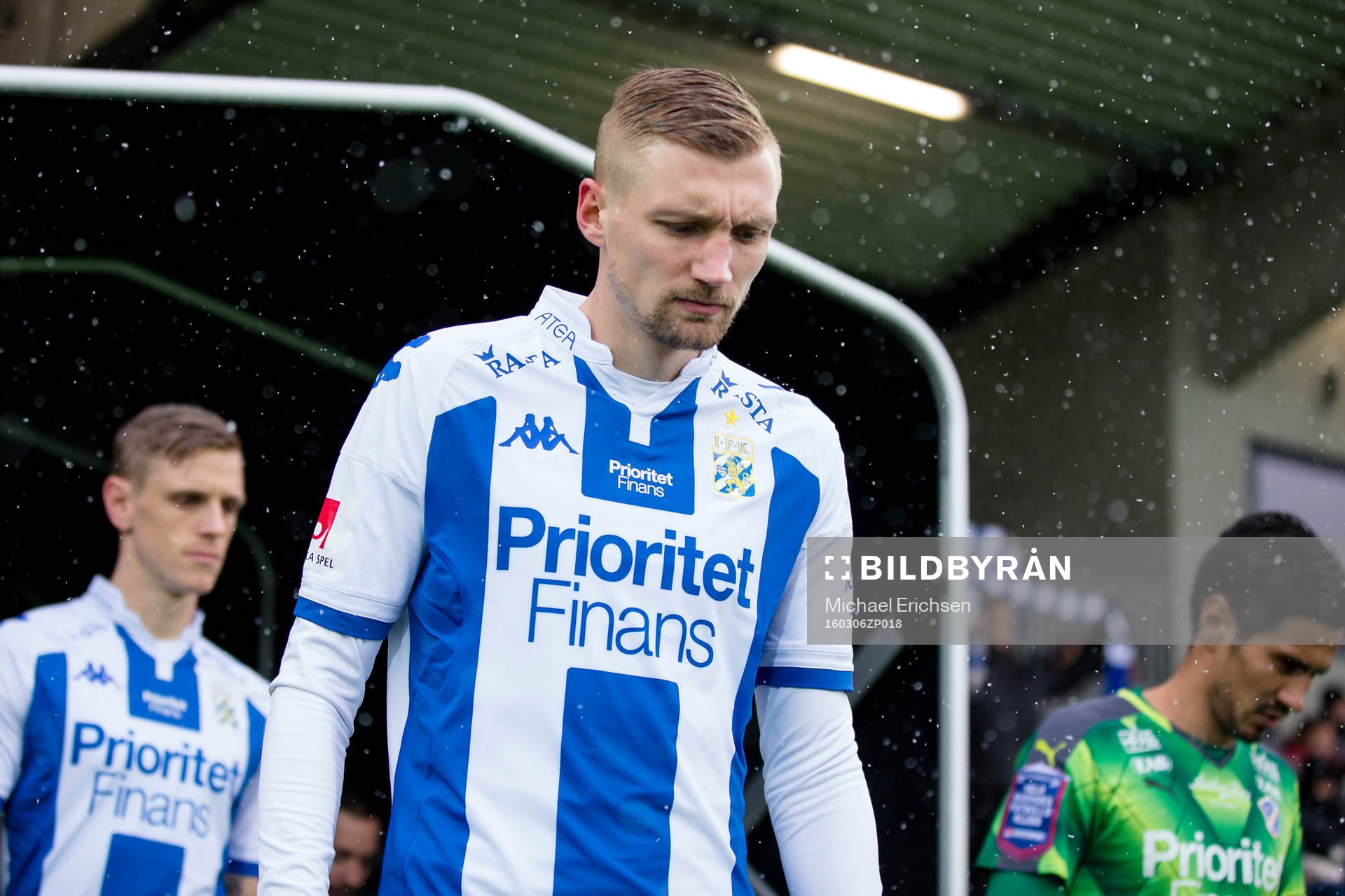 IFK Göteborgs Sebastian Eriksson på väg in till planen